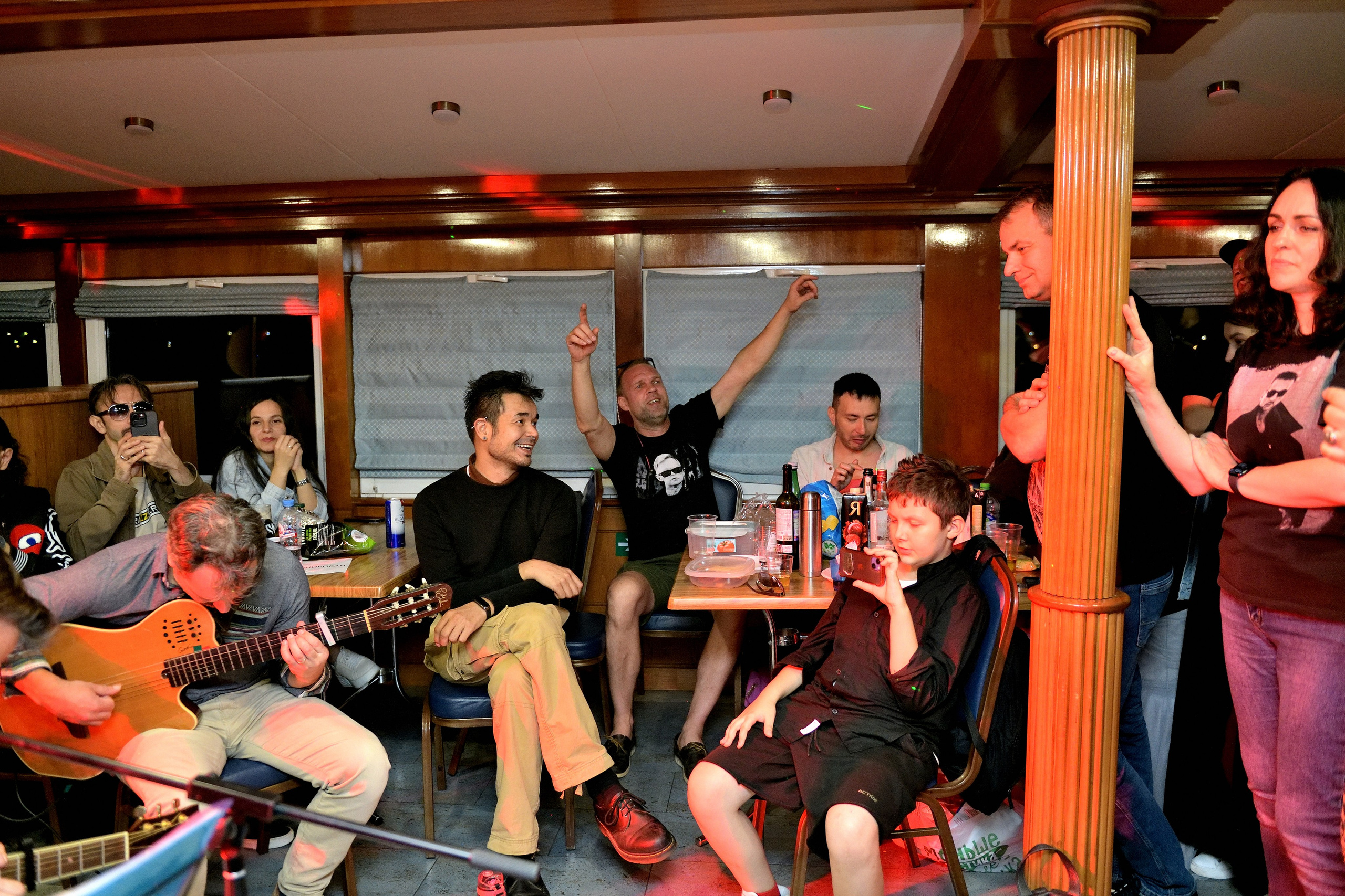 "Зрители на концерте группы на кораблике Depeche Mode Boat Party".