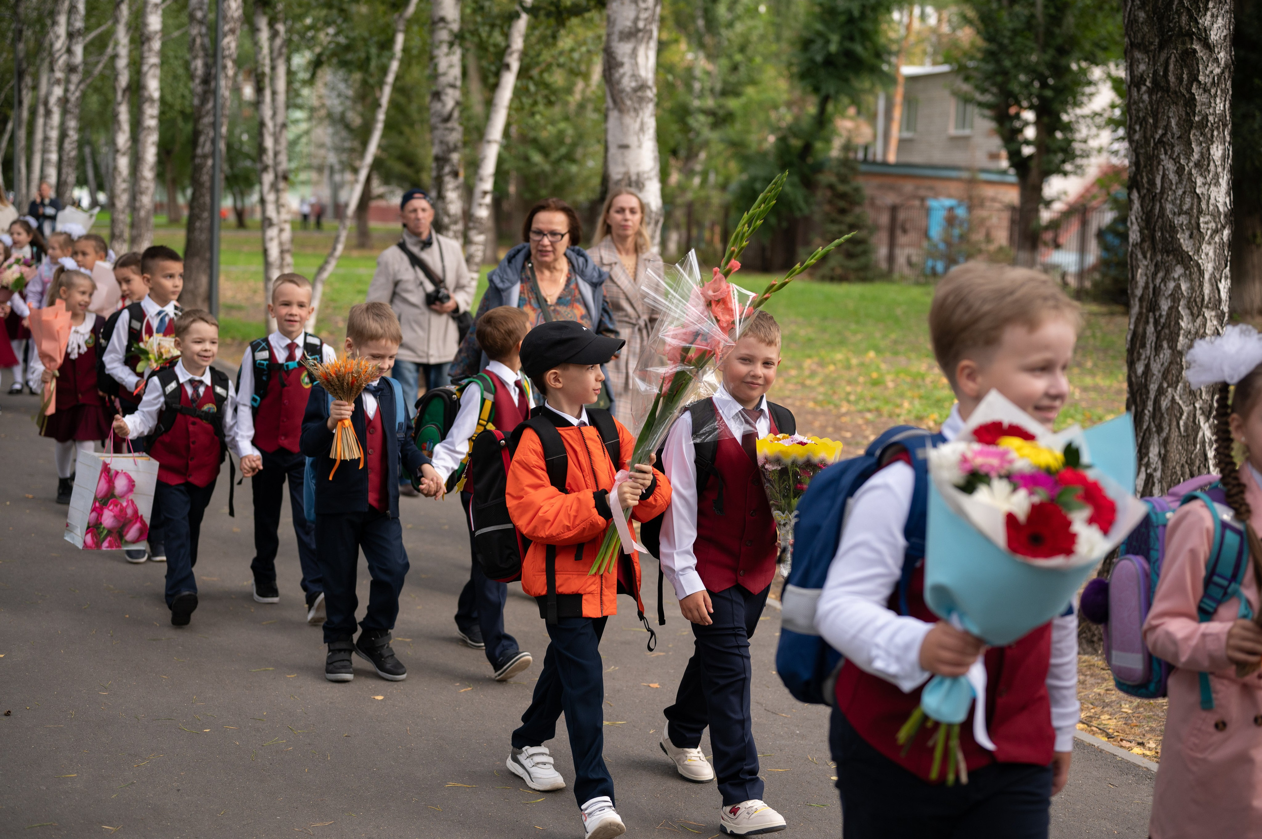 1 сентября 16 гимназия 2 класс (линейка + в классе+ на улице). Фотограф новорожденных, семейный детский в Тюмени Татьяна Морозова