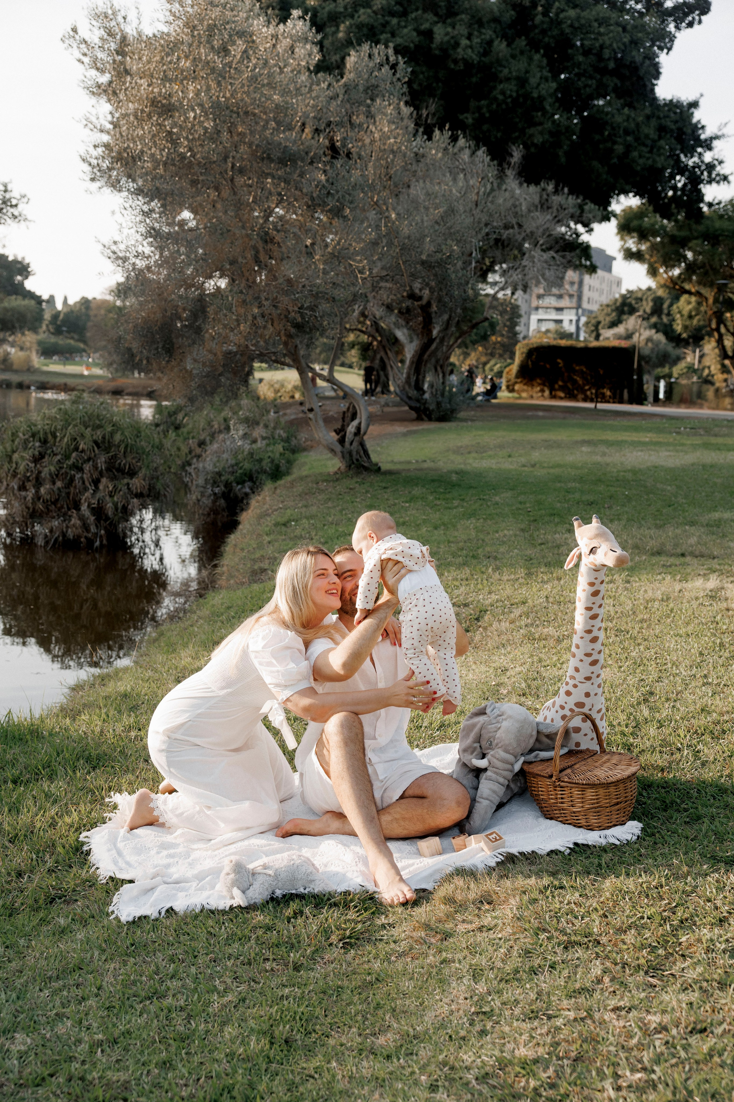 First year photoshoot inside the park (sunset). Wedding and family photographer