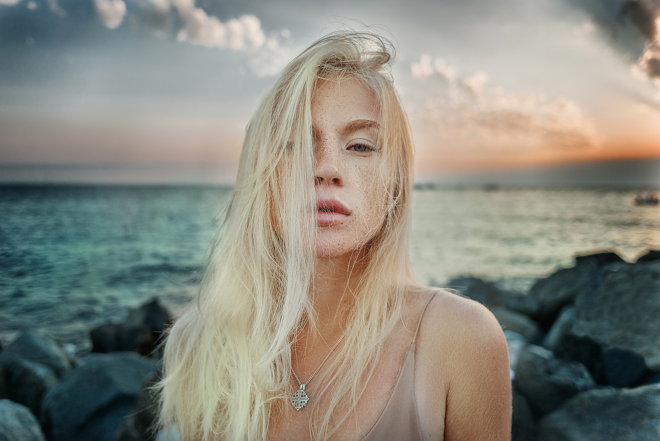 красивый портрет девушки на закате