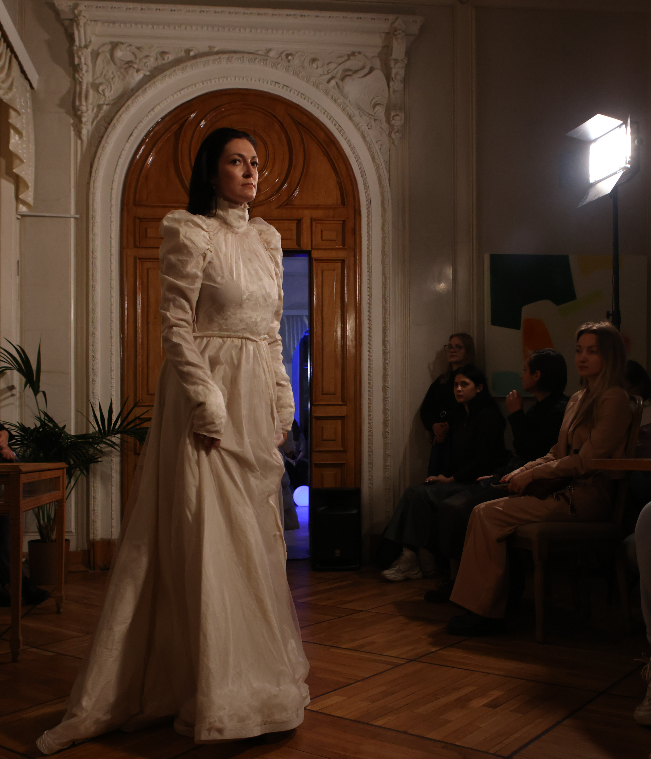 Модный показ в библиотеке им. Пушкина. Репортажный, архитектурный, театральный и файн-арт фотограф Лена Мельникова в Москве