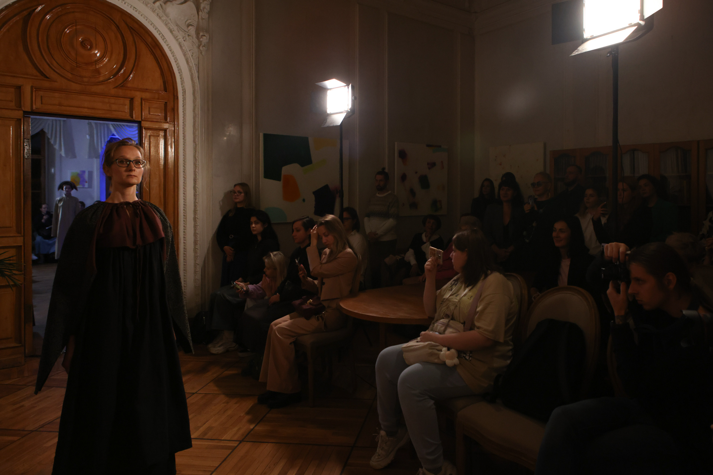 Модный показ в библиотеке им. Пушкина. Репортажный, архитектурный, театральный и файн-арт фотограф Лена Мельникова в Москве