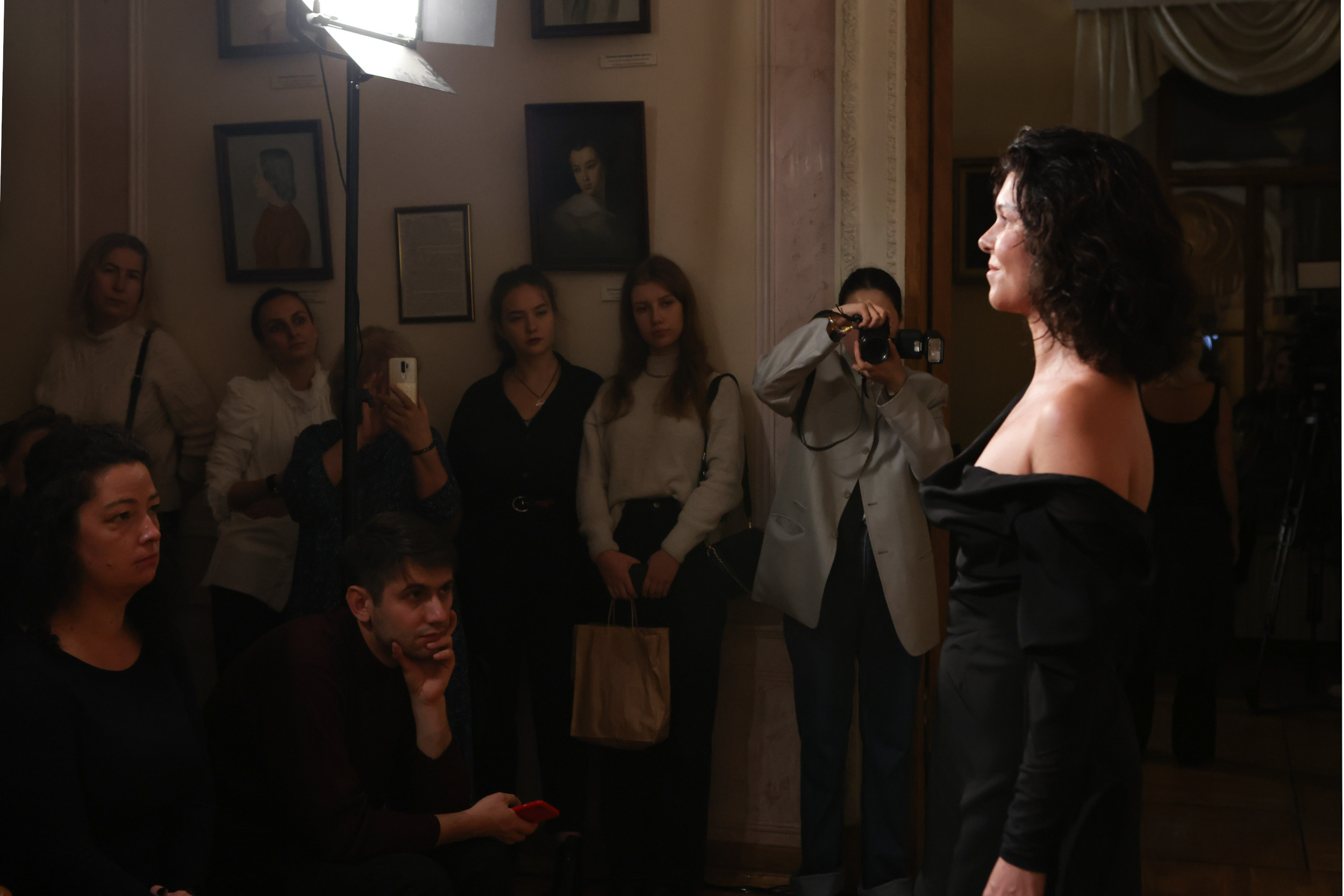 Модный показ в библиотеке им. Пушкина. Репортажный, архитектурный, театральный и файн-арт фотограф Лена Мельникова в Москве