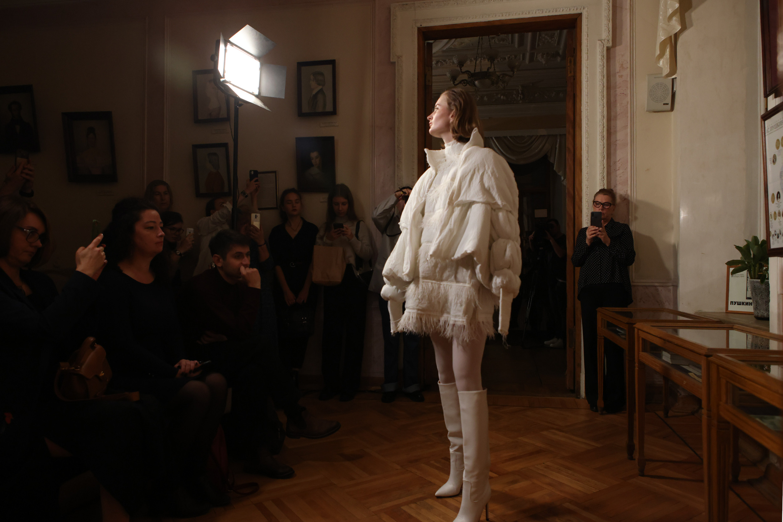 Модный показ в библиотеке им. Пушкина. Репортажный, архитектурный, театральный и файн-арт фотограф Лена Мельникова в Москве