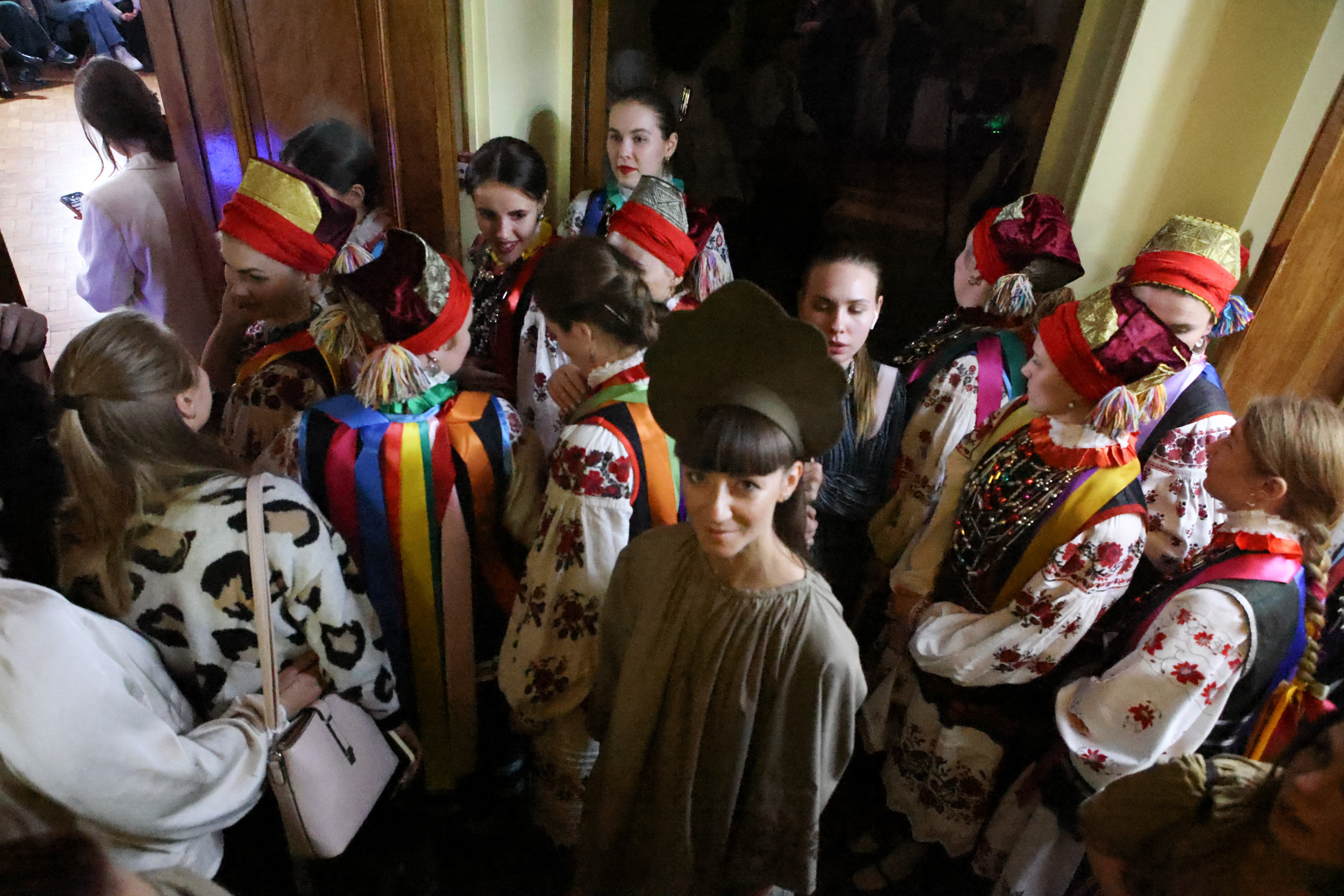 Модный показ в библиотеке им. Пушкина. Репортажный, архитектурный, театральный и файн-арт фотограф Лена Мельникова в Москве