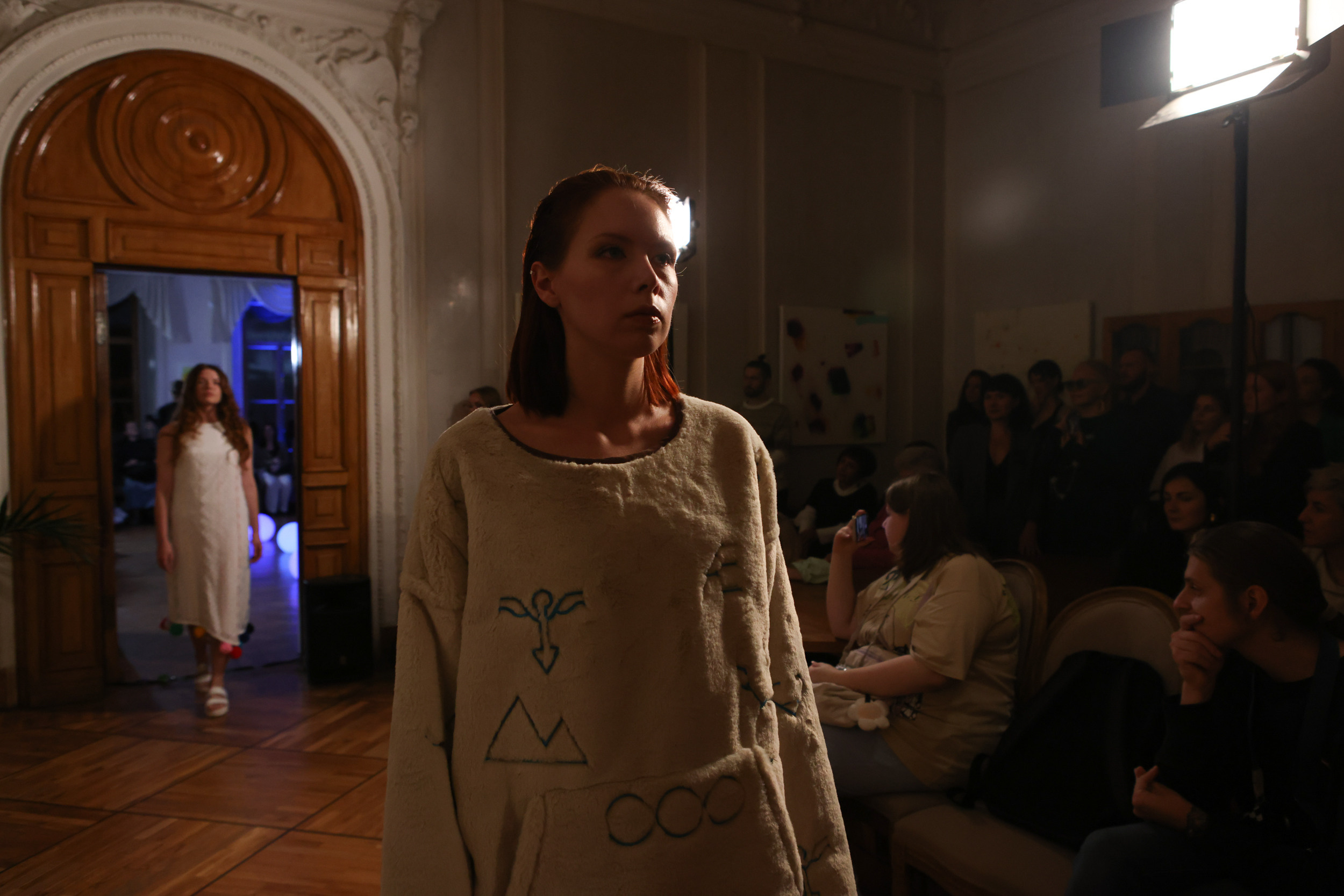 Модный показ в библиотеке им. Пушкина. Репортажный, архитектурный, театральный и файн-арт фотограф Лена Мельникова в Москве