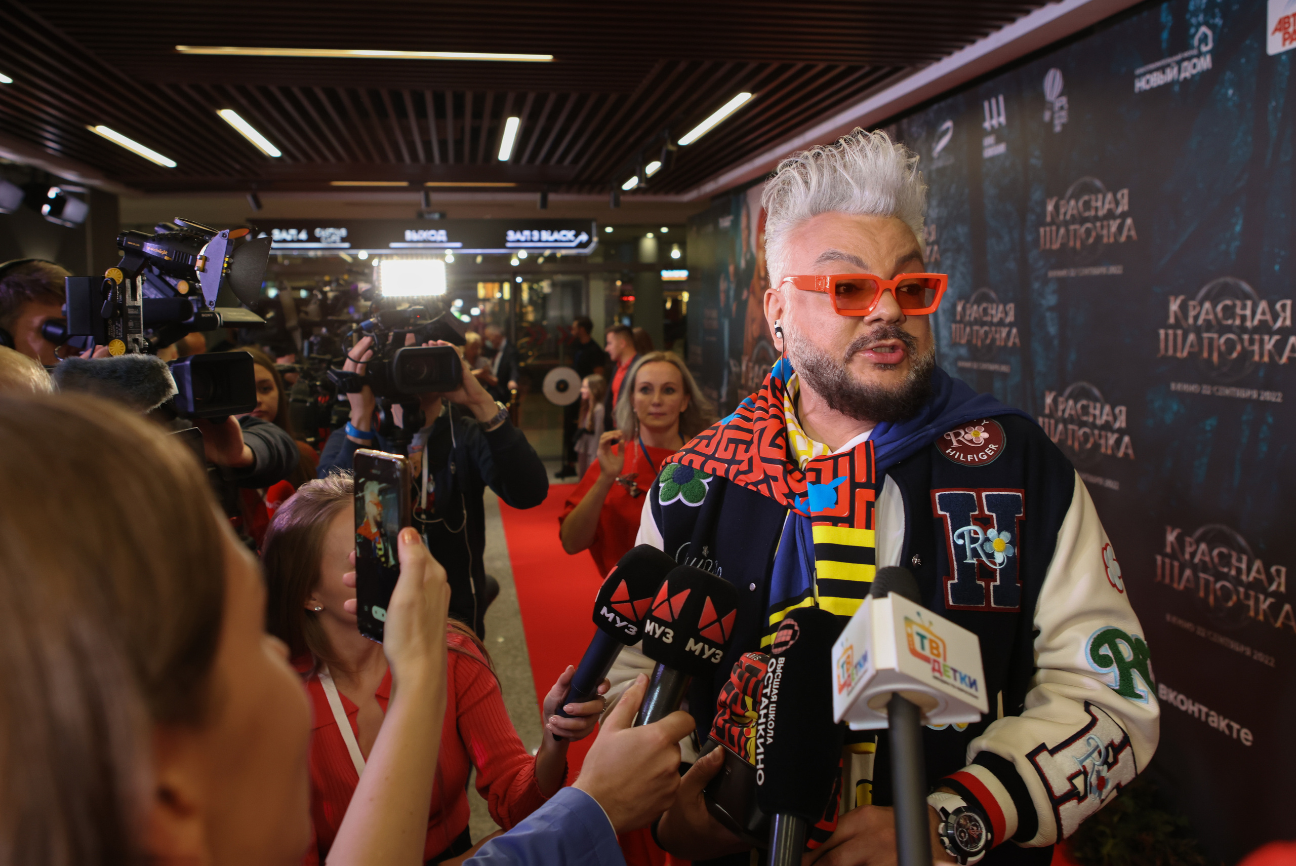 Премьера «Красной шапочки"в Октябре (красная дорожка). Reportage, architectural, fine art photographer Lena Melnikova in Moscow