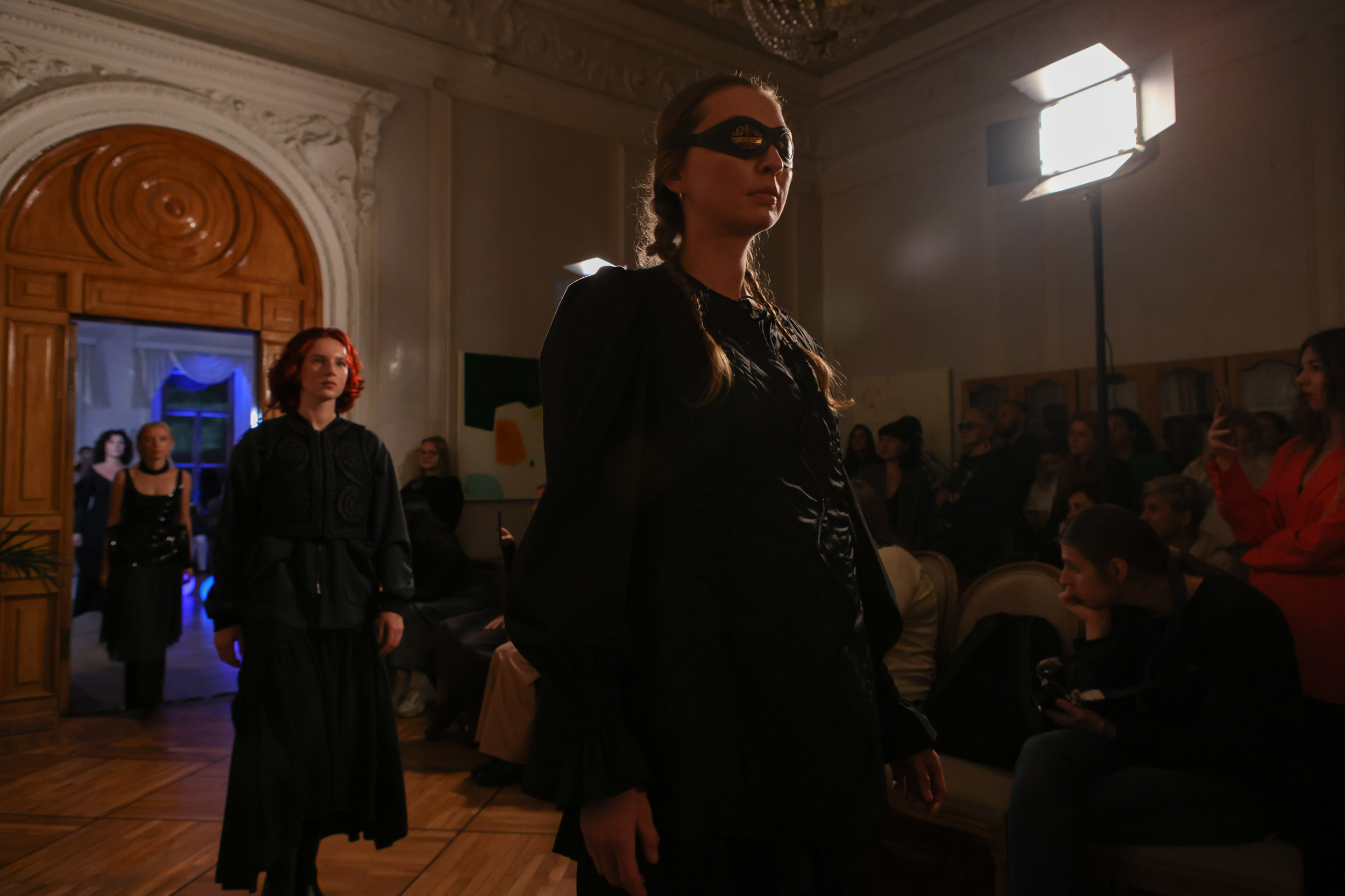 Модный показ в библиотеке им. Пушкина. Репортажный, архитектурный, театральный и файн-арт фотограф Лена Мельникова в Москве
