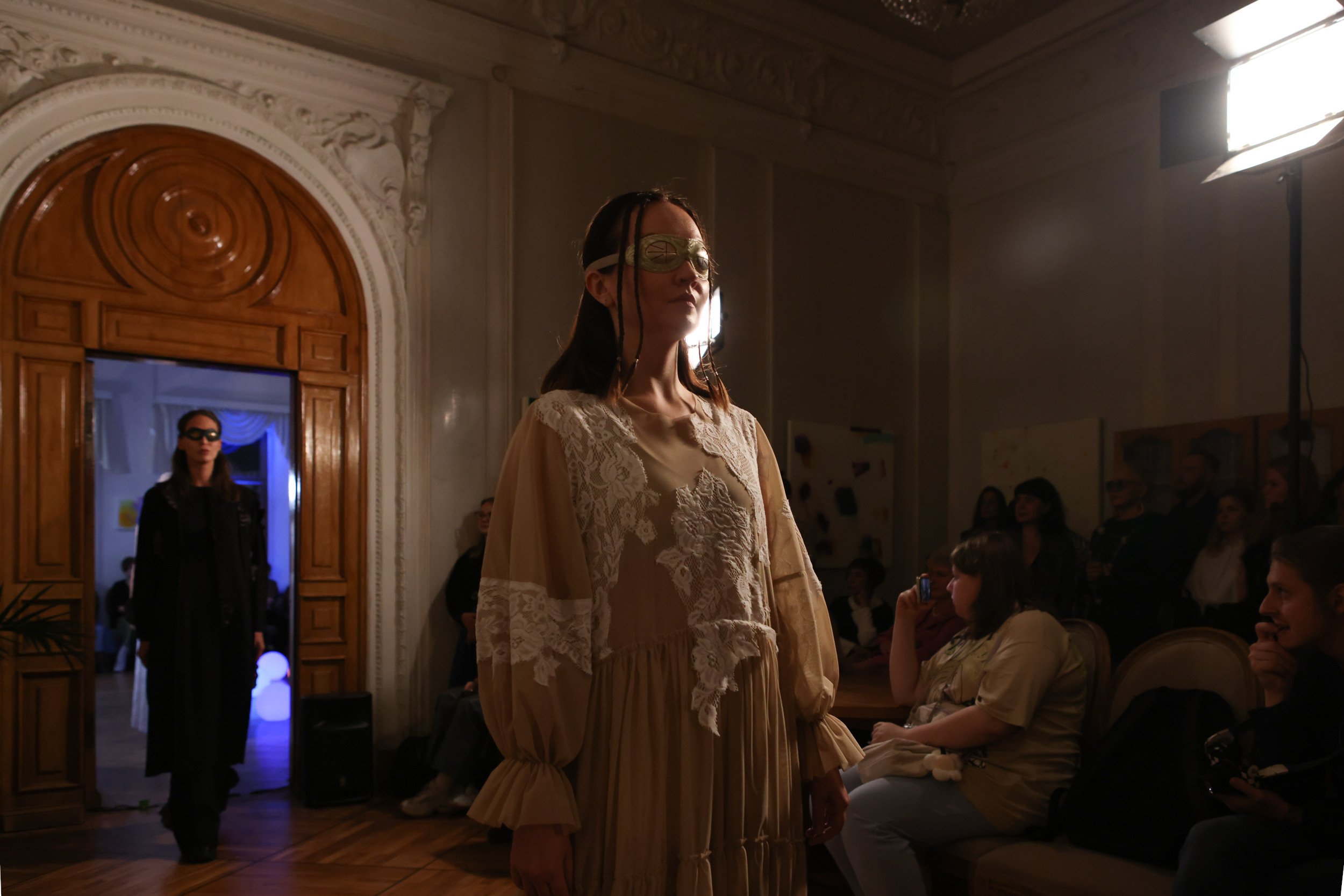 Модный показ в библиотеке им. Пушкина. Репортажный, архитектурный, театральный и файн-арт фотограф Лена Мельникова в Москве