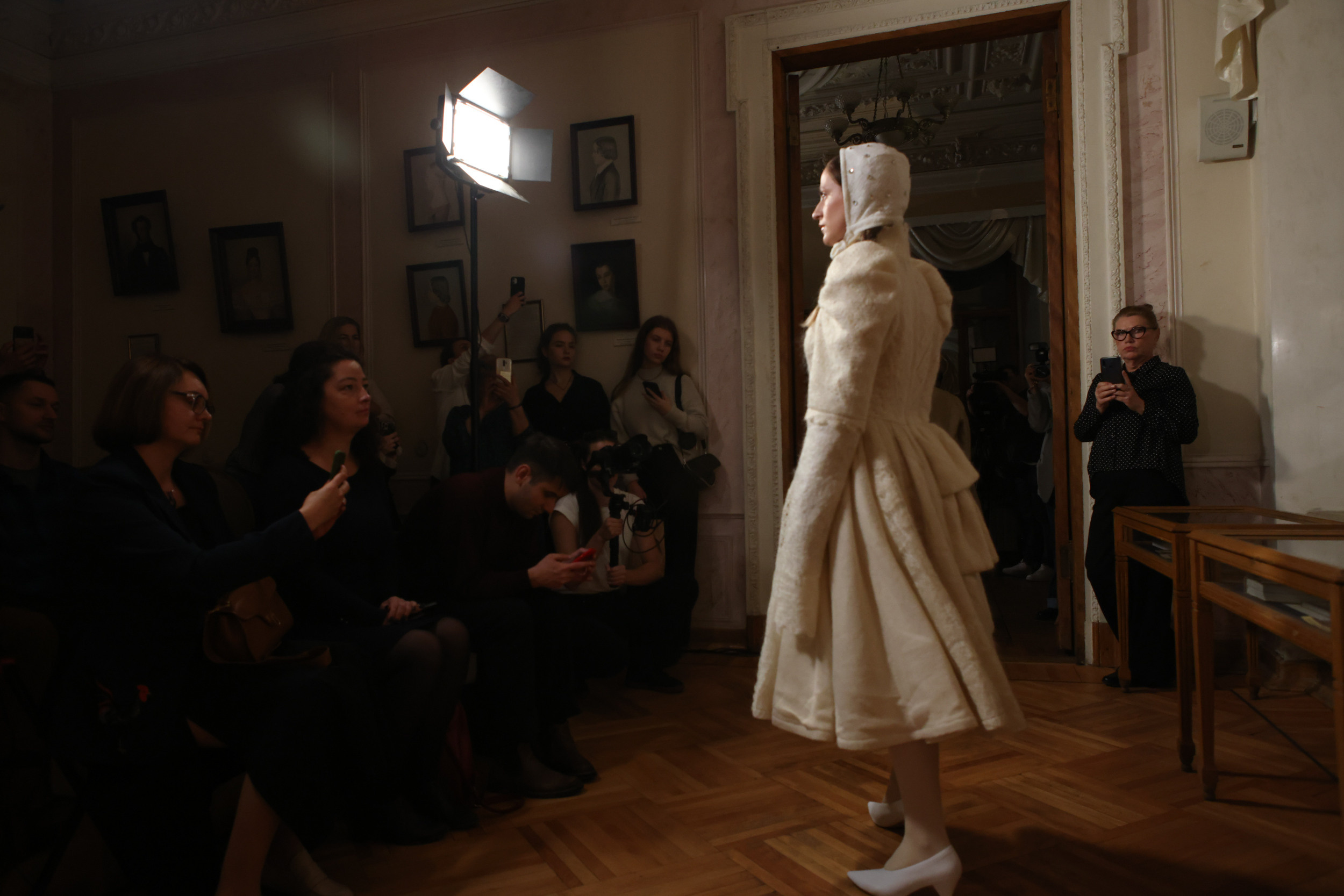 Модный показ в библиотеке им. Пушкина. Репортажный, архитектурный, театральный и файн-арт фотограф Лена Мельникова в Москве