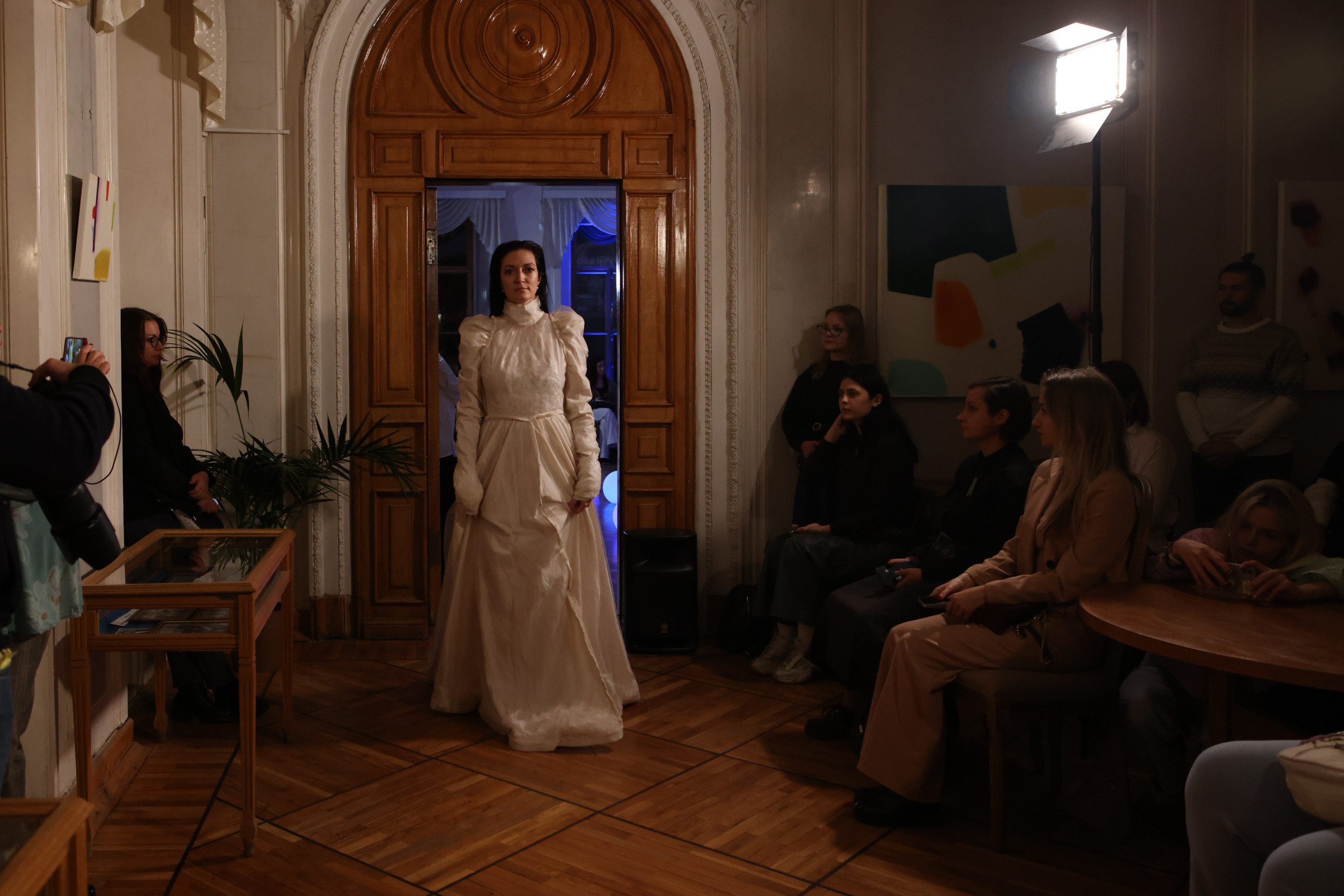 Модный показ в библиотеке им. Пушкина. Репортажный, архитектурный, театральный и файн-арт фотограф Лена Мельникова в Москве