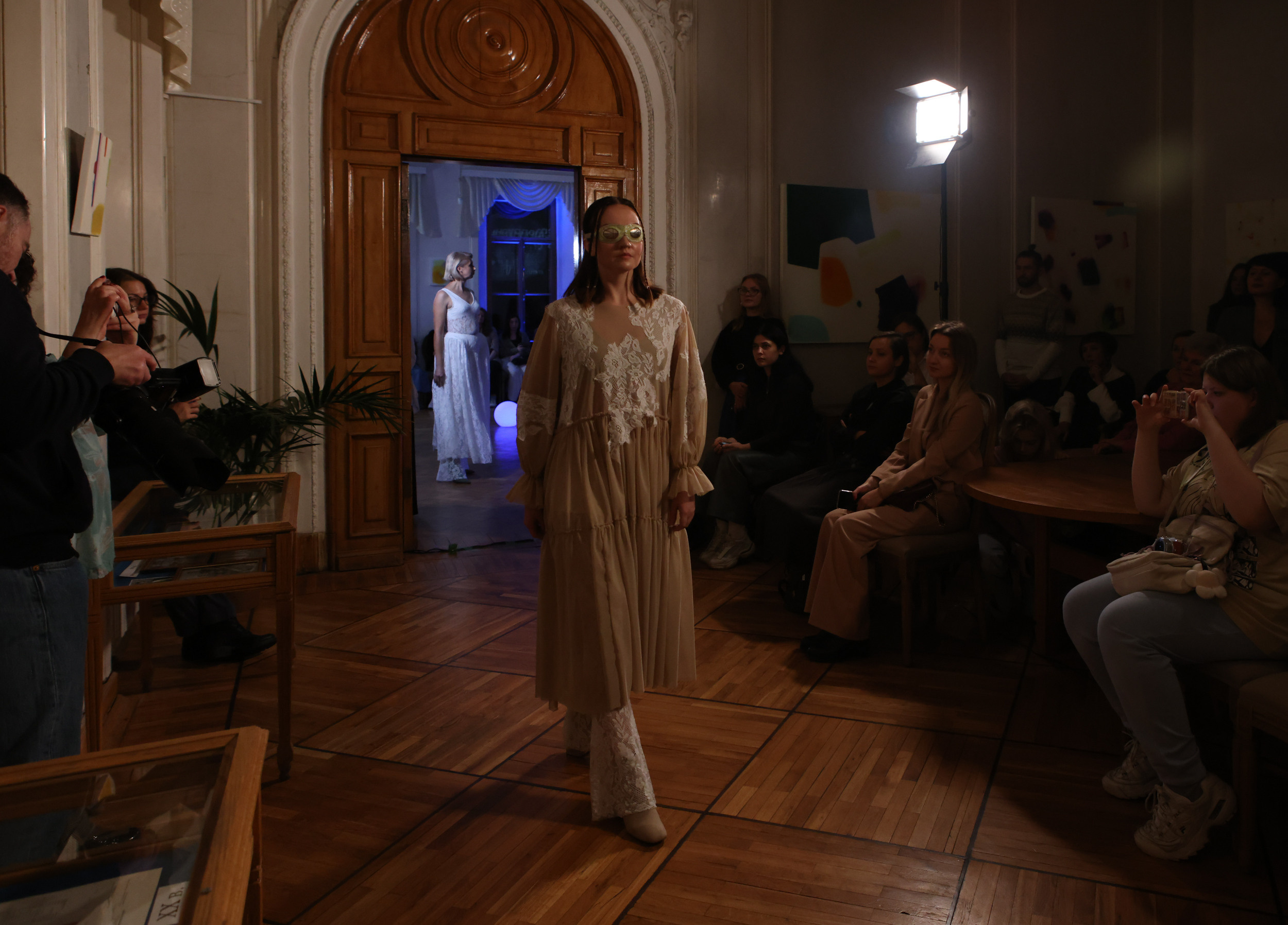Модный показ в библиотеке им. Пушкина. Репортажный, архитектурный, театральный и файн-арт фотограф Лена Мельникова в Москве