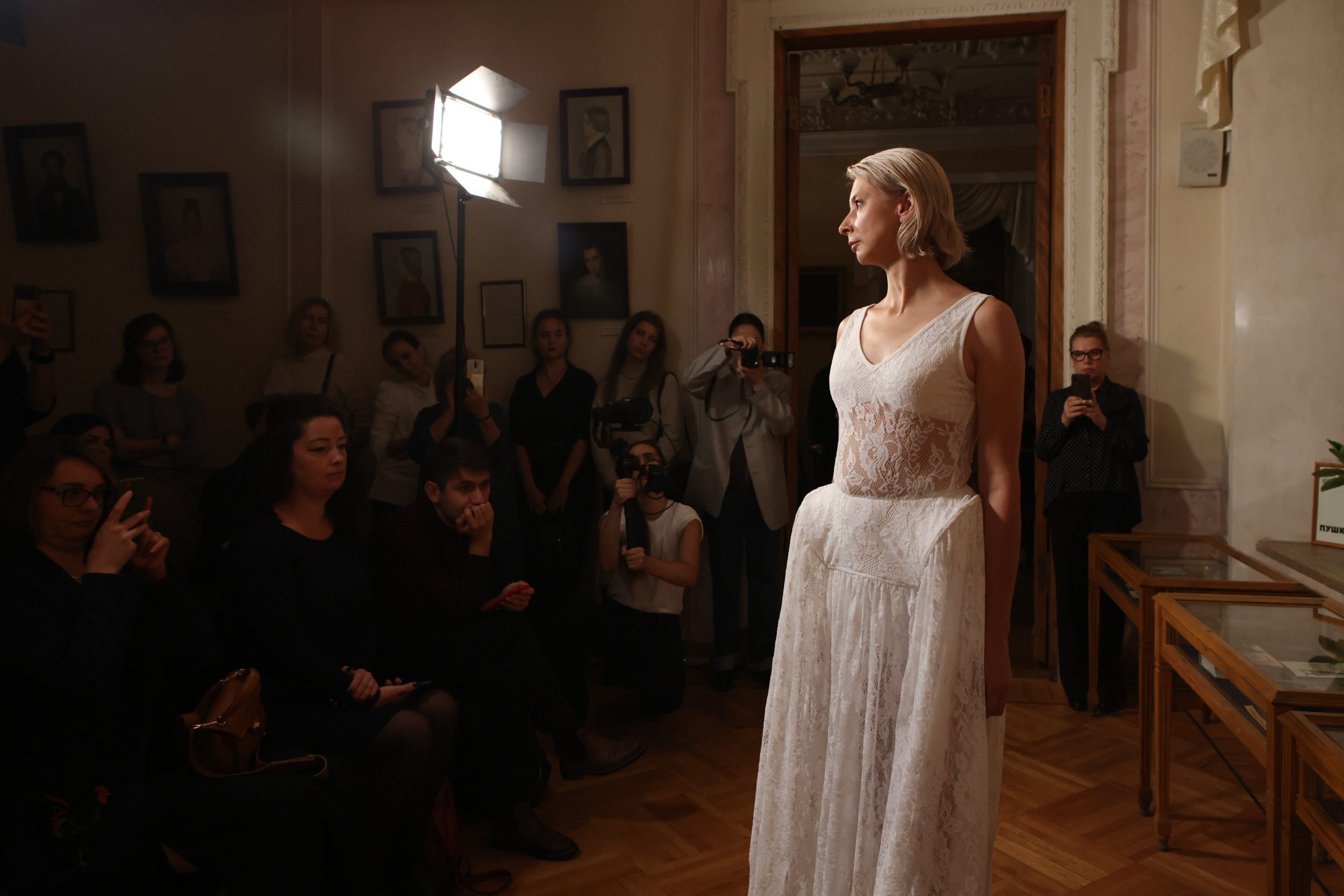 Модный показ в библиотеке им. Пушкина. Репортажный, архитектурный, театральный и файн-арт фотограф Лена Мельникова в Москве