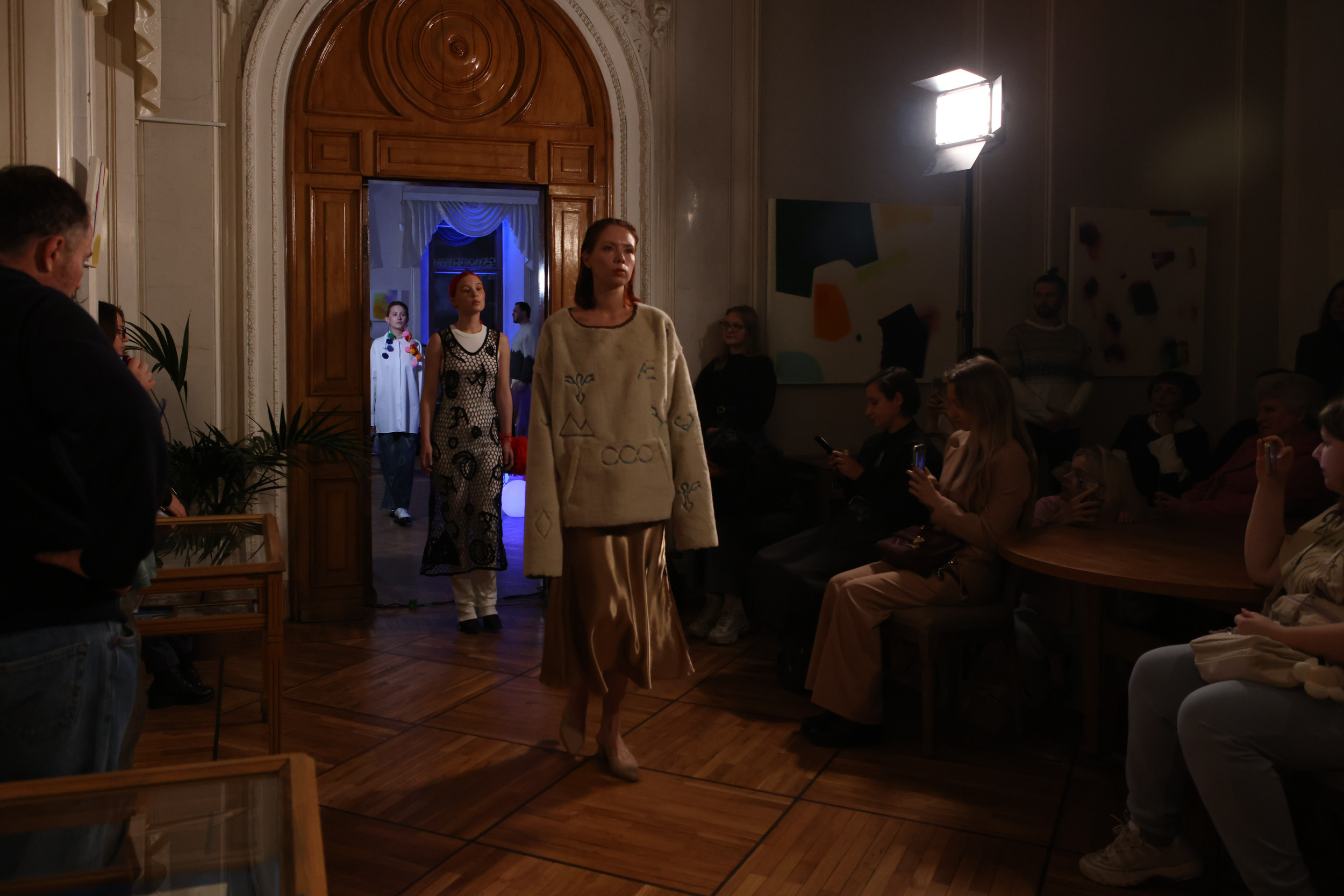 Модный показ в библиотеке им. Пушкина. Репортажный, архитектурный, театральный и файн-арт фотограф Лена Мельникова в Москве