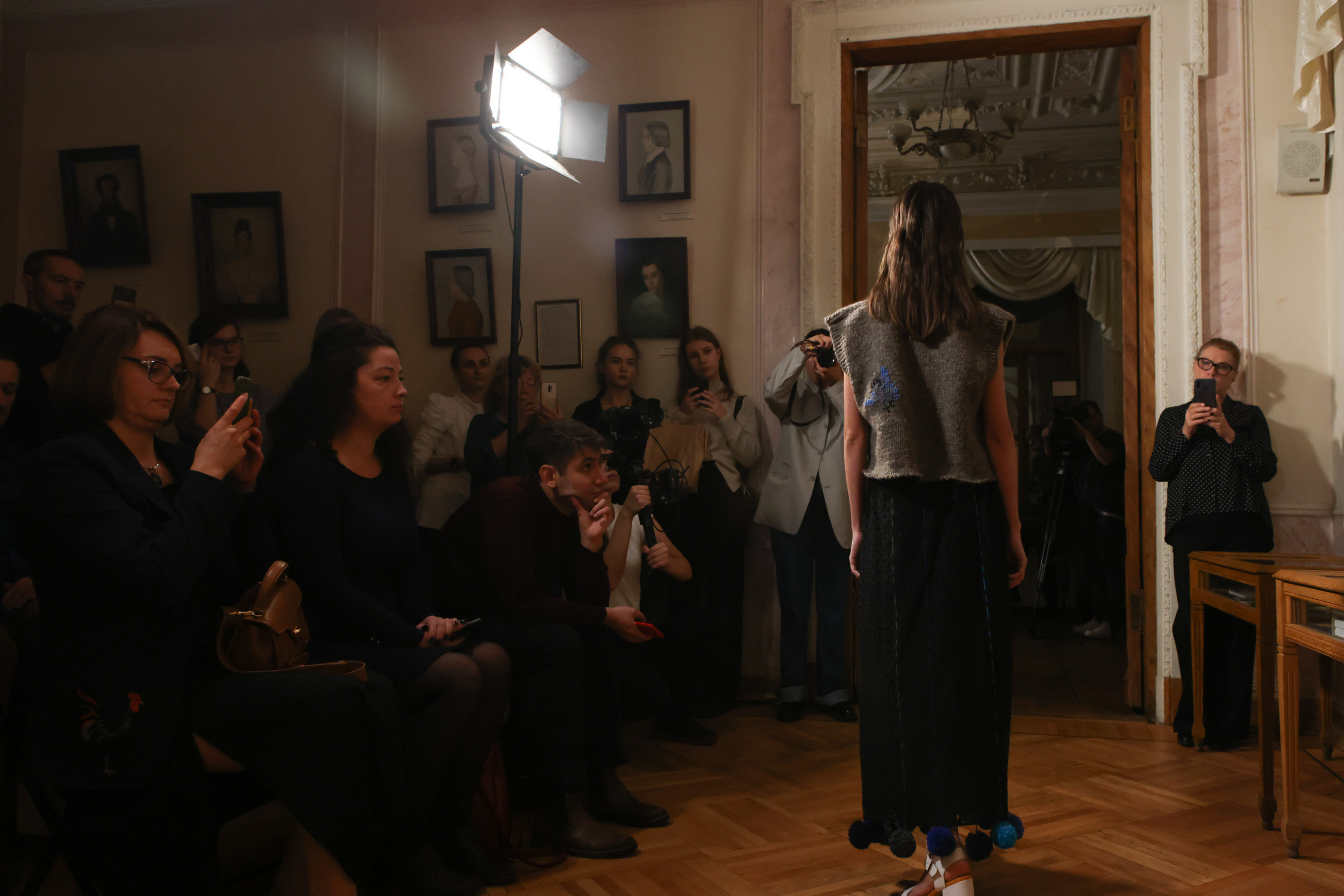 Модный показ в библиотеке им. Пушкина. Репортажный, архитектурный, театральный и файн-арт фотограф Лена Мельникова в Москве