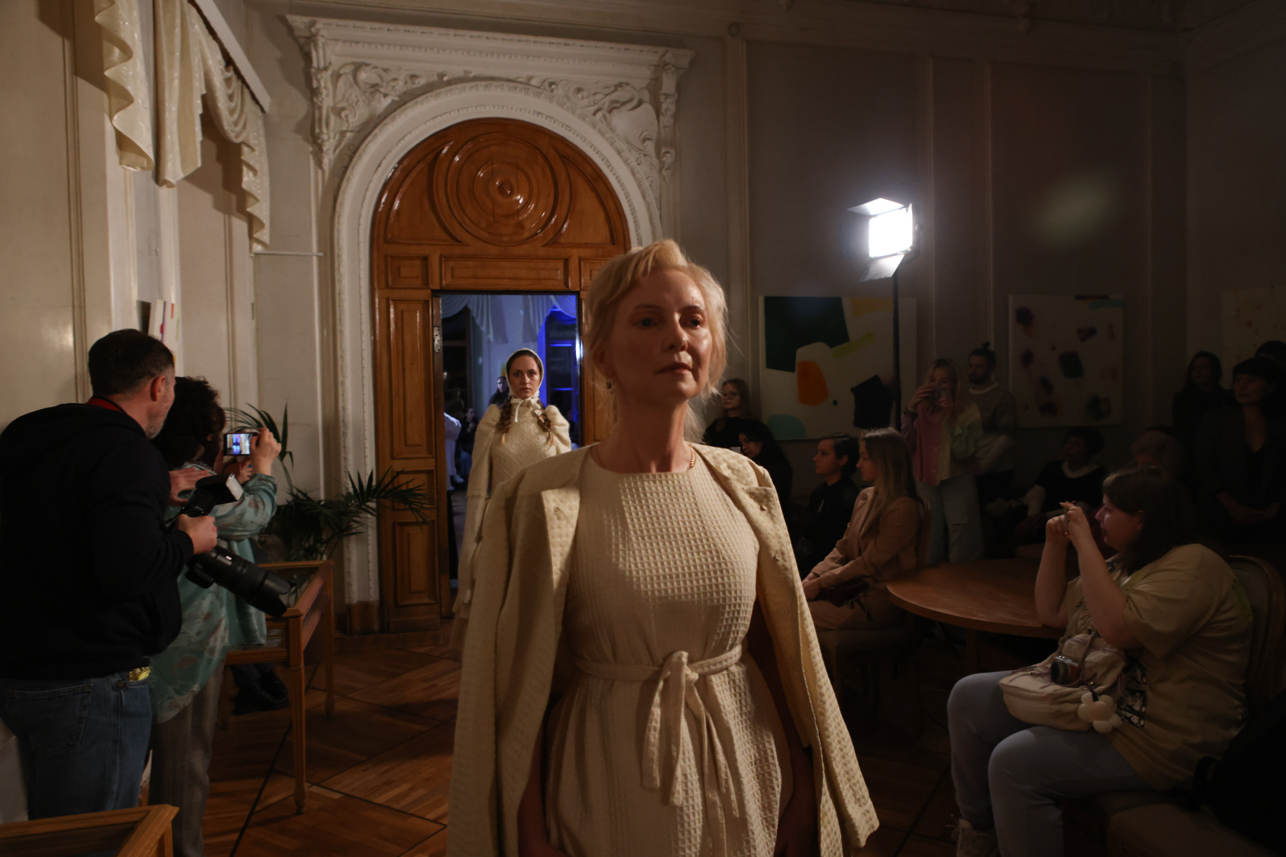 Модный показ в библиотеке им. Пушкина. Репортажный, архитектурный, театральный и файн-арт фотограф Лена Мельникова в Москве