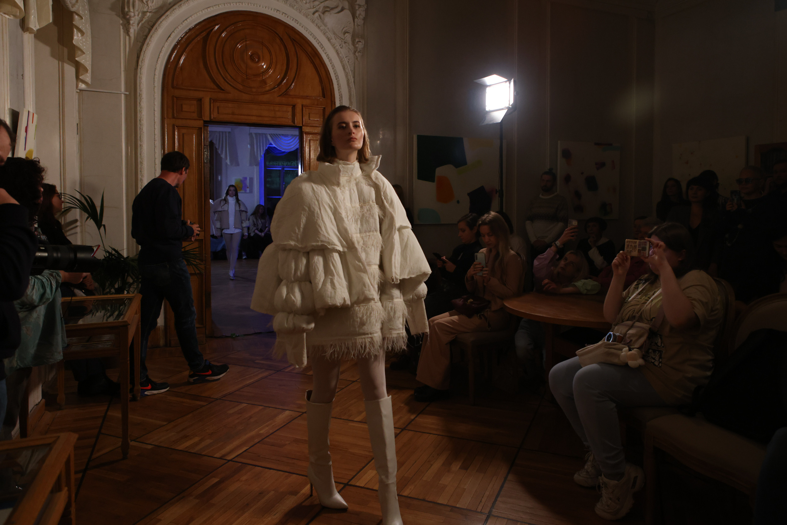 Модный показ в библиотеке им. Пушкина. Репортажный, архитектурный, театральный и файн-арт фотограф Лена Мельникова в Москве