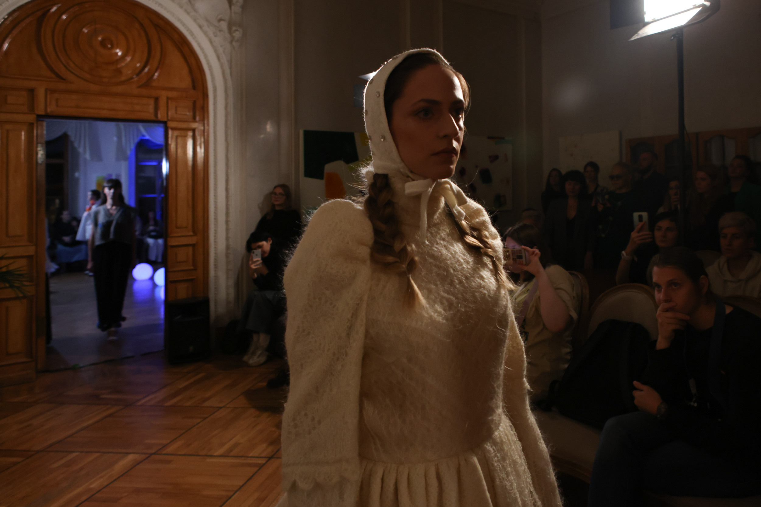 Модный показ в библиотеке им. Пушкина. Репортажный, архитектурный, театральный и файн-арт фотограф Лена Мельникова в Москве