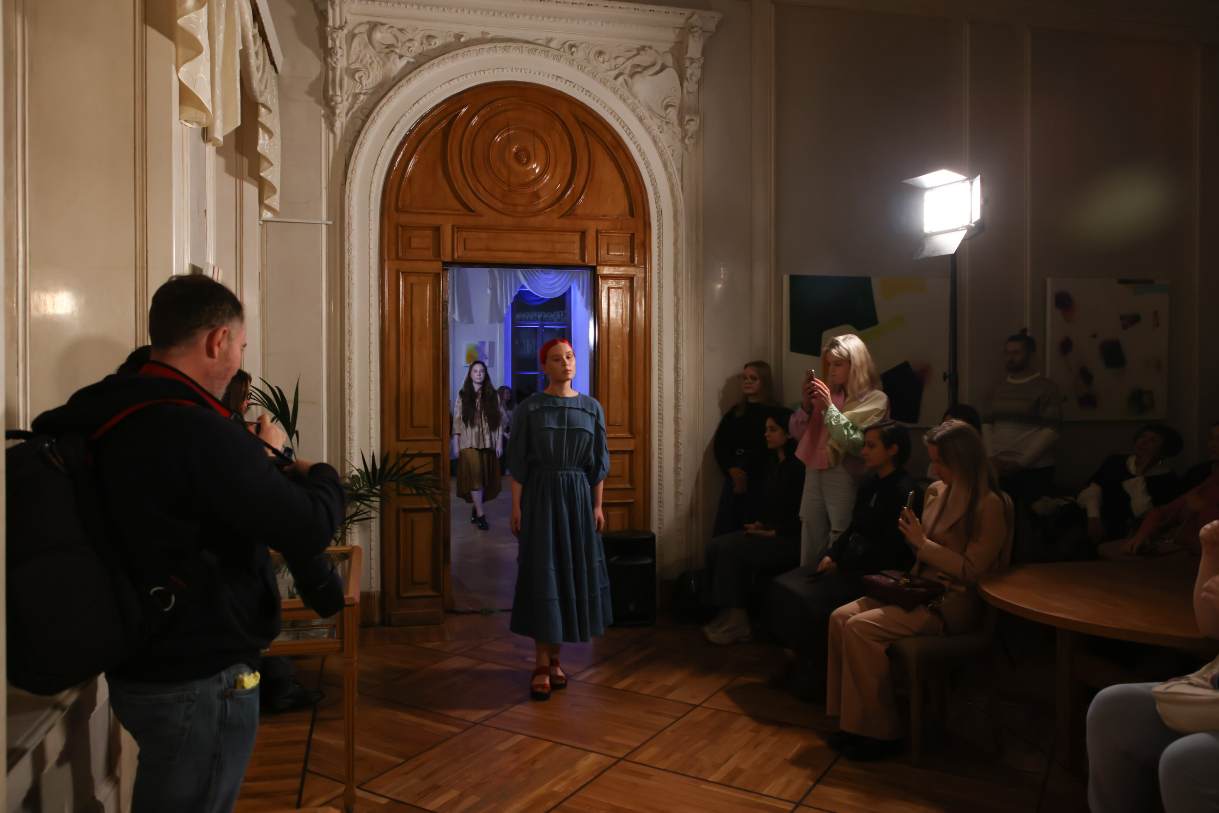 Модный показ в библиотеке им. Пушкина. Репортажный, архитектурный, театральный и файн-арт фотограф Лена Мельникова в Москве
