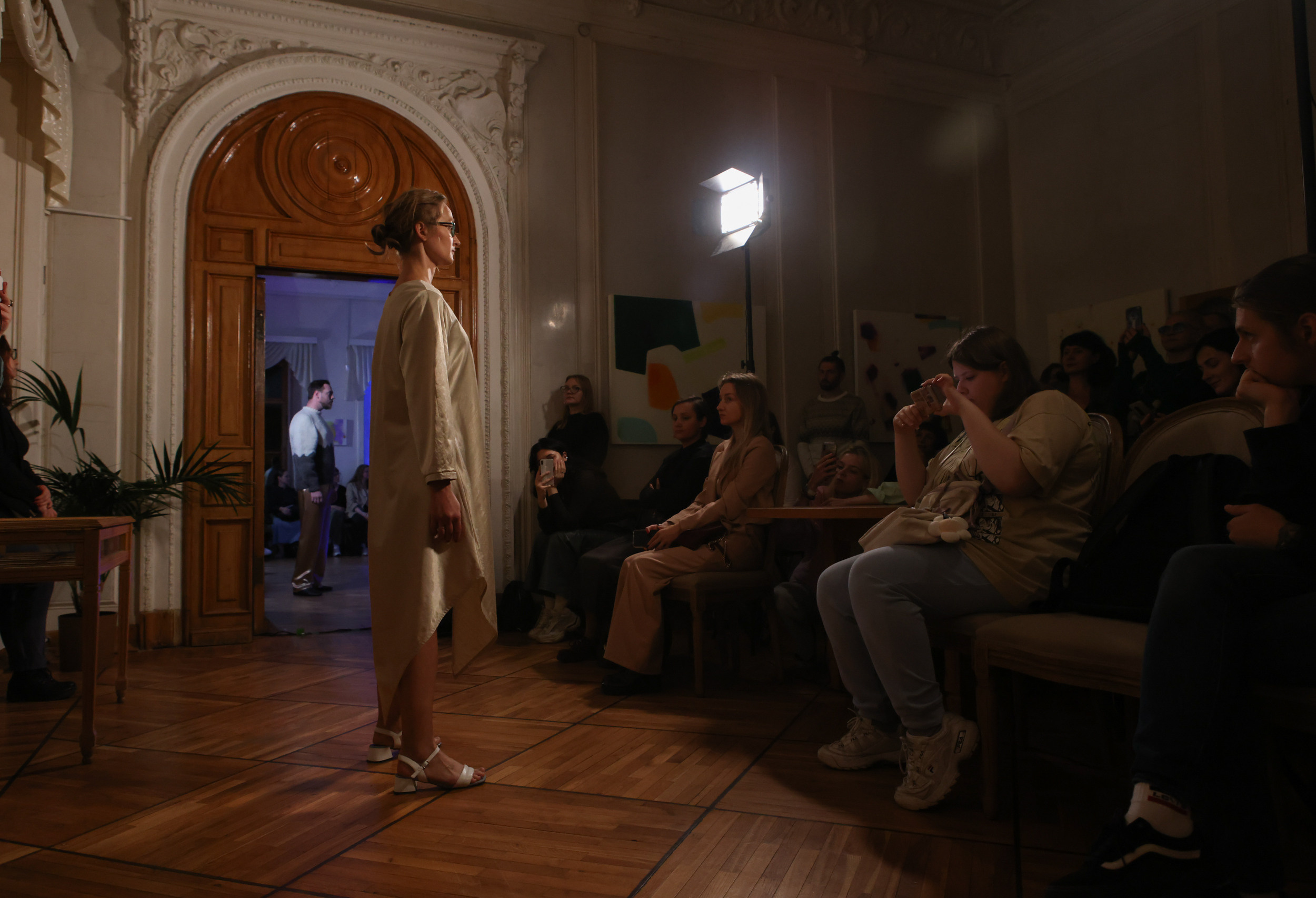 Модный показ в библиотеке им. Пушкина. Репортажный, архитектурный, театральный и файн-арт фотограф Лена Мельникова в Москве