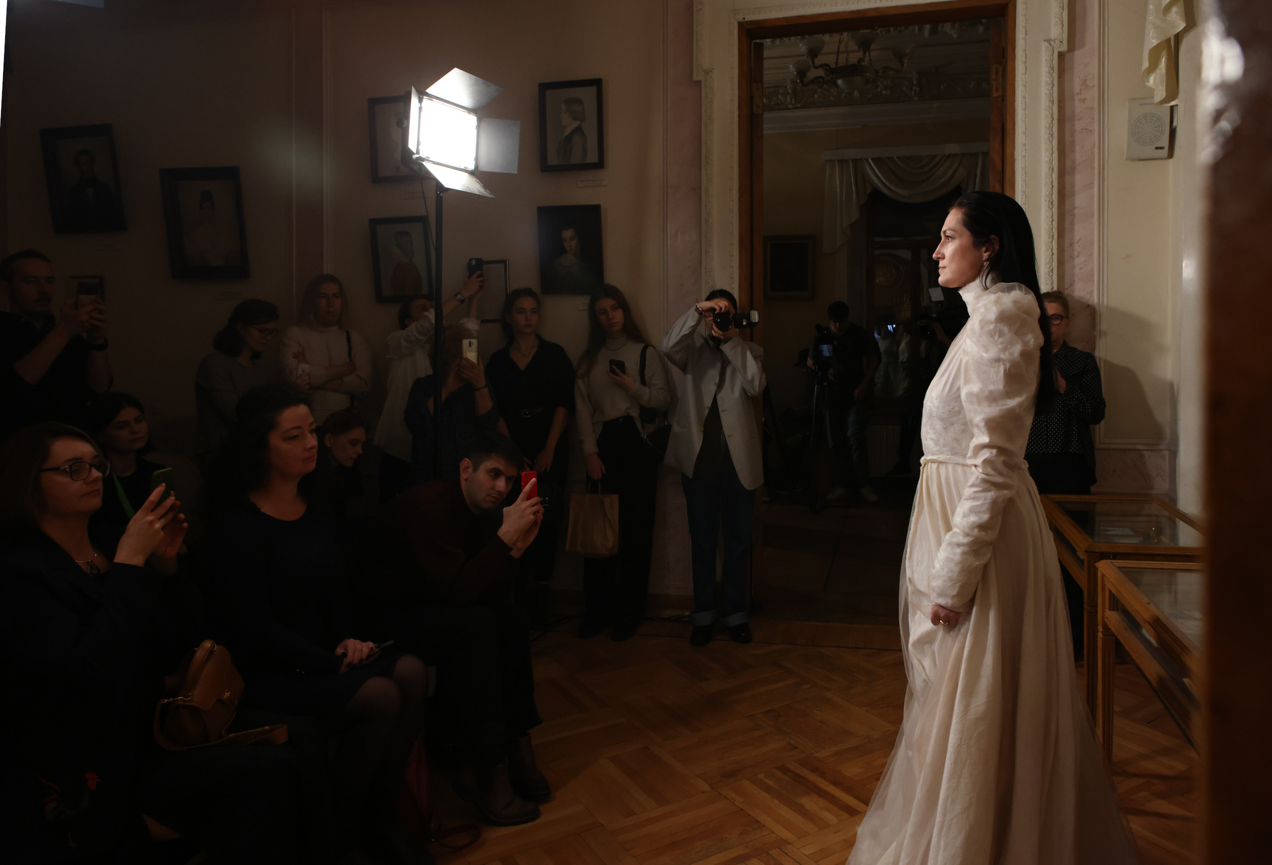 Модный показ в библиотеке им. Пушкина. Репортажный, архитектурный, театральный и файн-арт фотограф Лена Мельникова в Москве