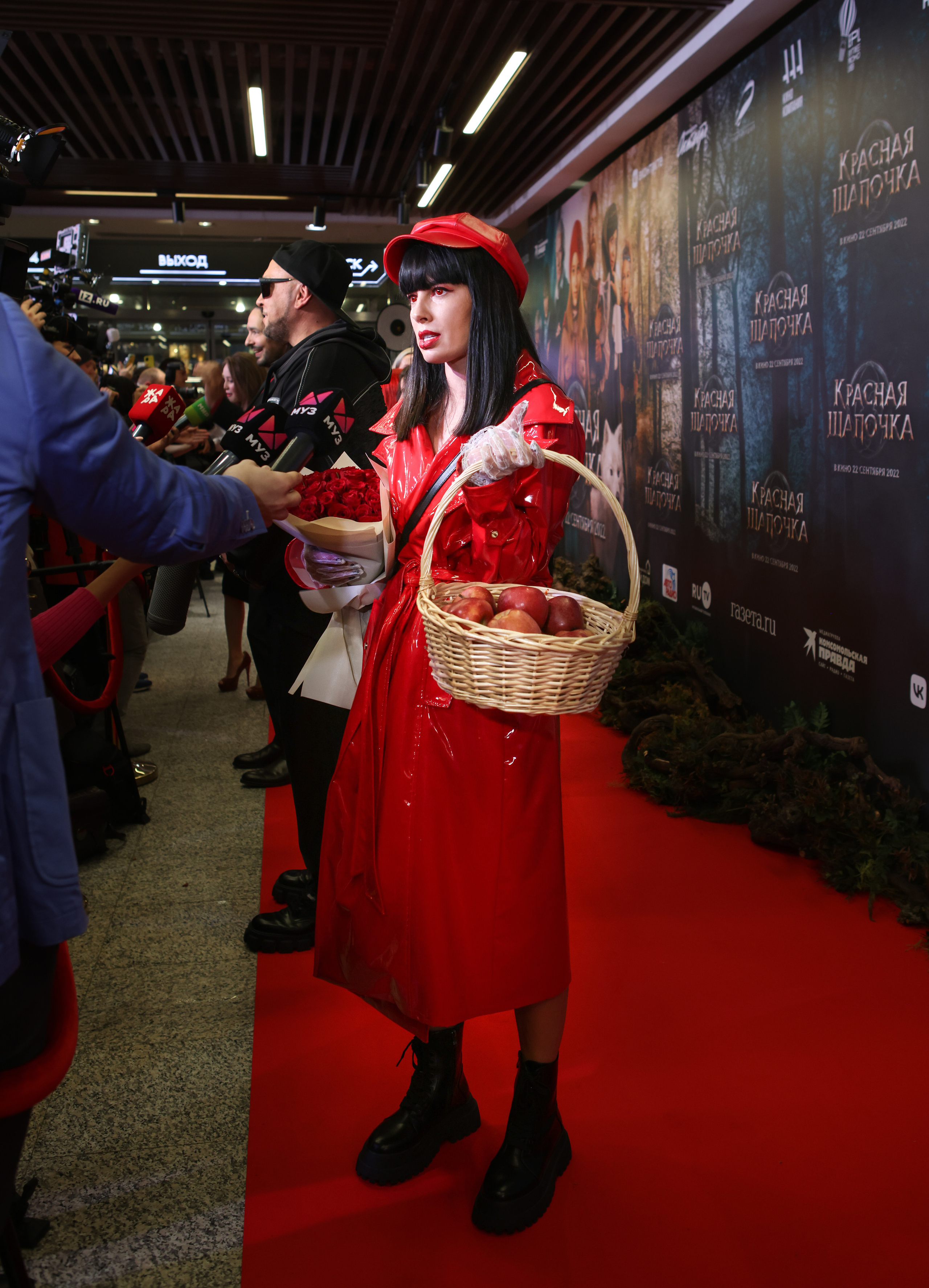 Премьера «Красной шапочки"в Октябре (красная дорожка). Reportage, architectural, fine art photographer Lena Melnikova in Moscow