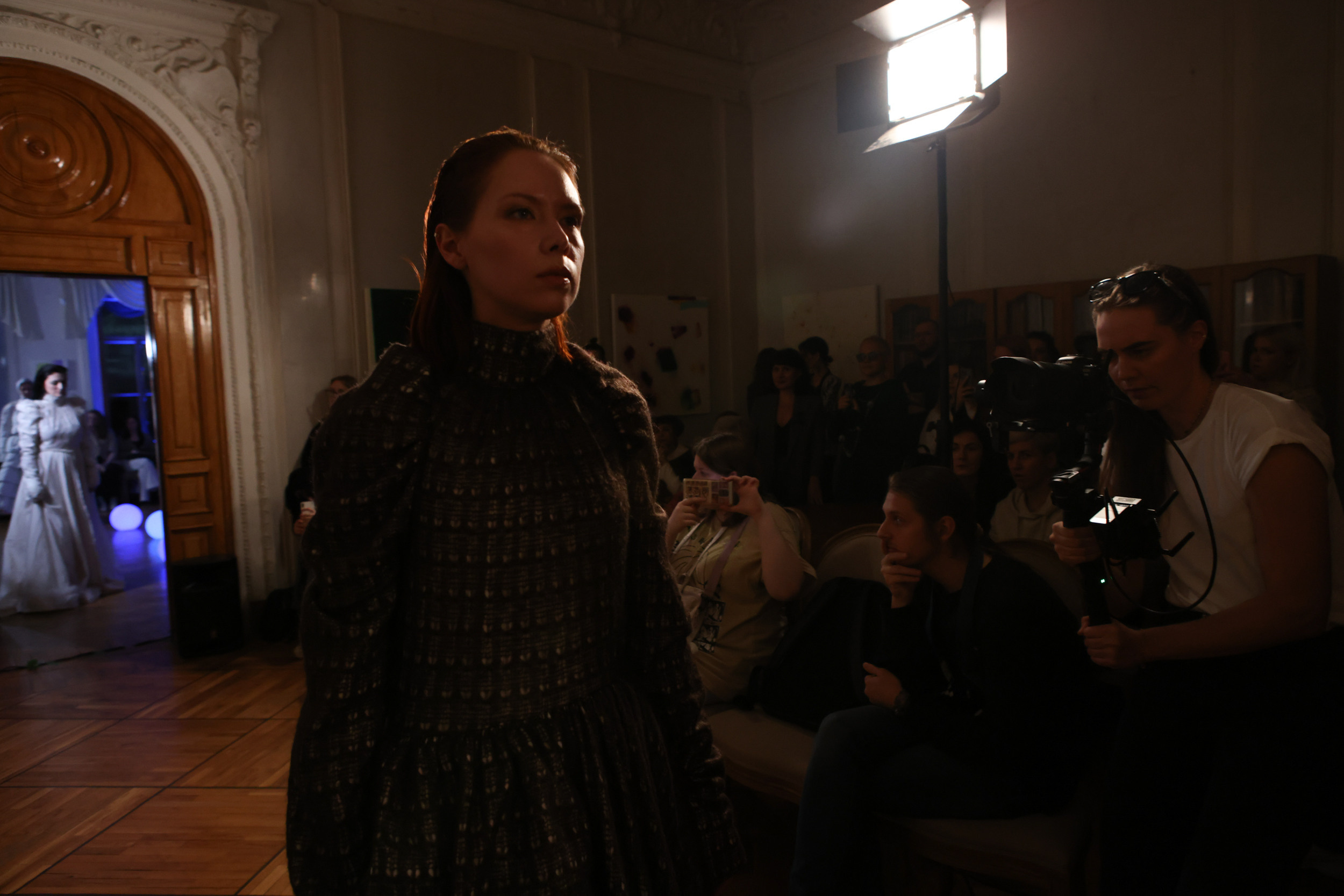 Модный показ в библиотеке им. Пушкина. Репортажный, архитектурный, театральный и файн-арт фотограф Лена Мельникова в Москве