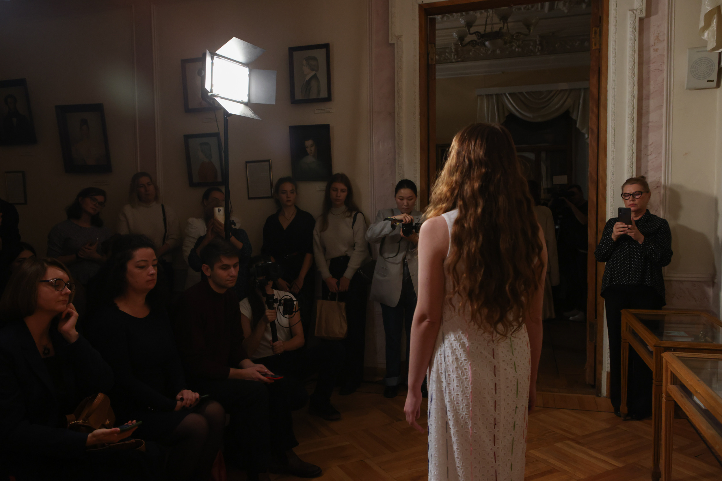 Модный показ в библиотеке им. Пушкина. Репортажный, архитектурный, театральный и файн-арт фотограф Лена Мельникова в Москве