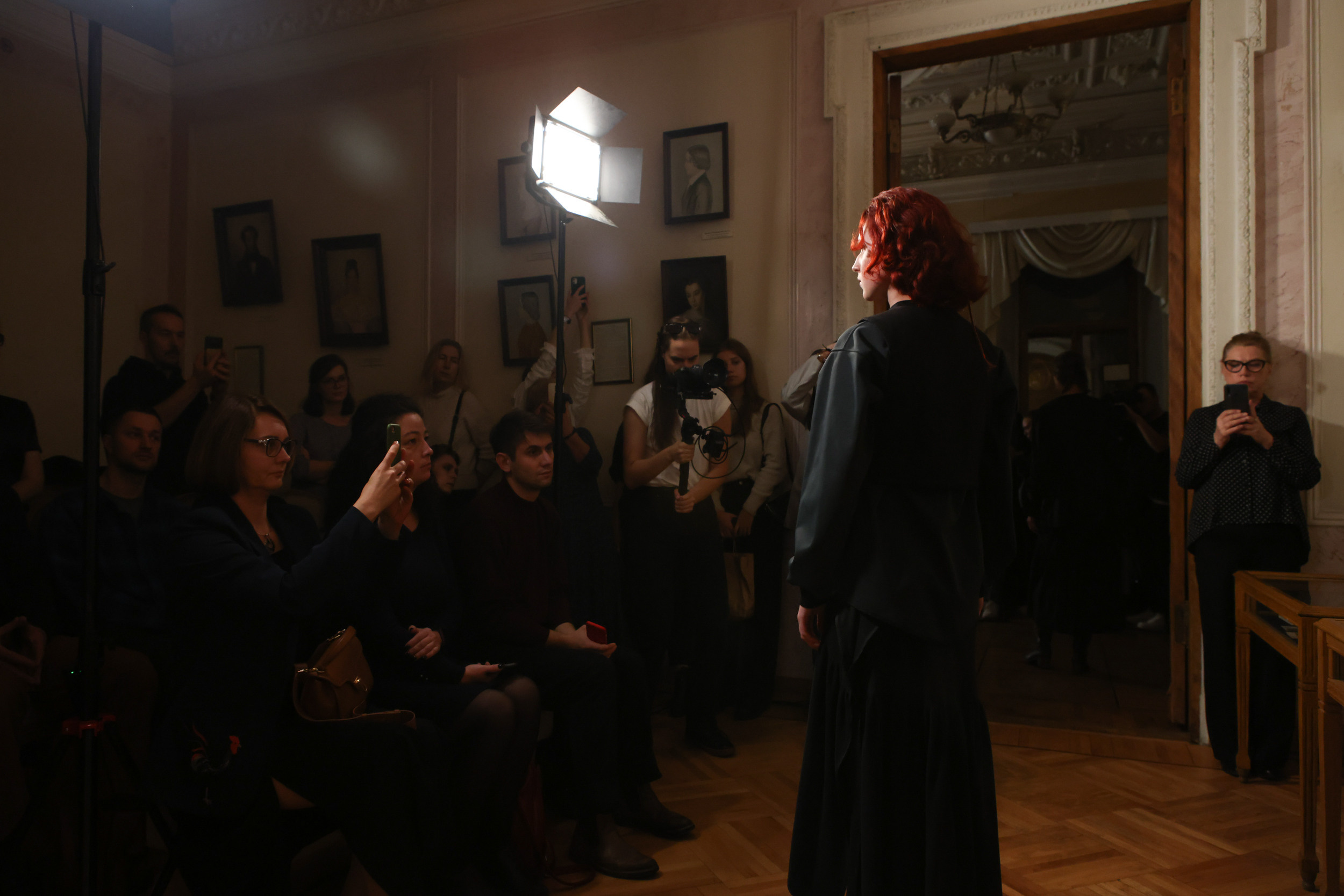 Модный показ в библиотеке им. Пушкина. Репортажный, архитектурный, театральный и файн-арт фотограф Лена Мельникова в Москве