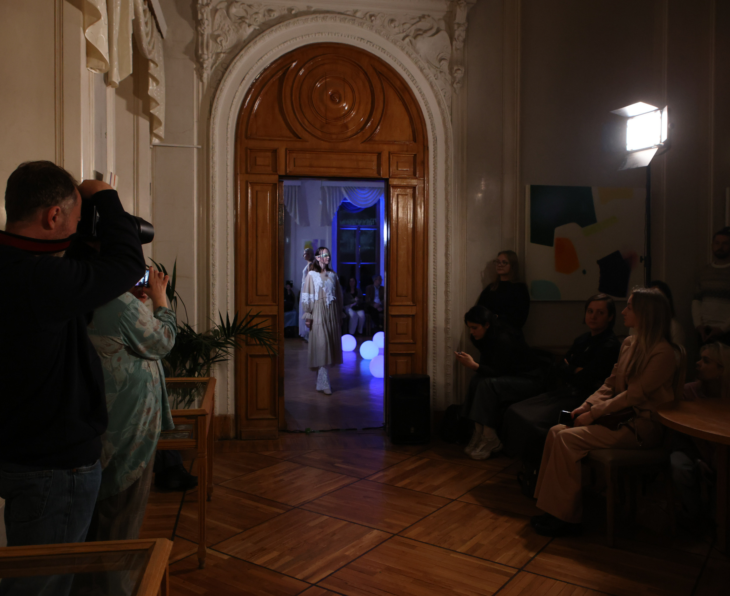 Модный показ в библиотеке им. Пушкина. Репортажный, архитектурный, театральный и файн-арт фотограф Лена Мельникова в Москве
