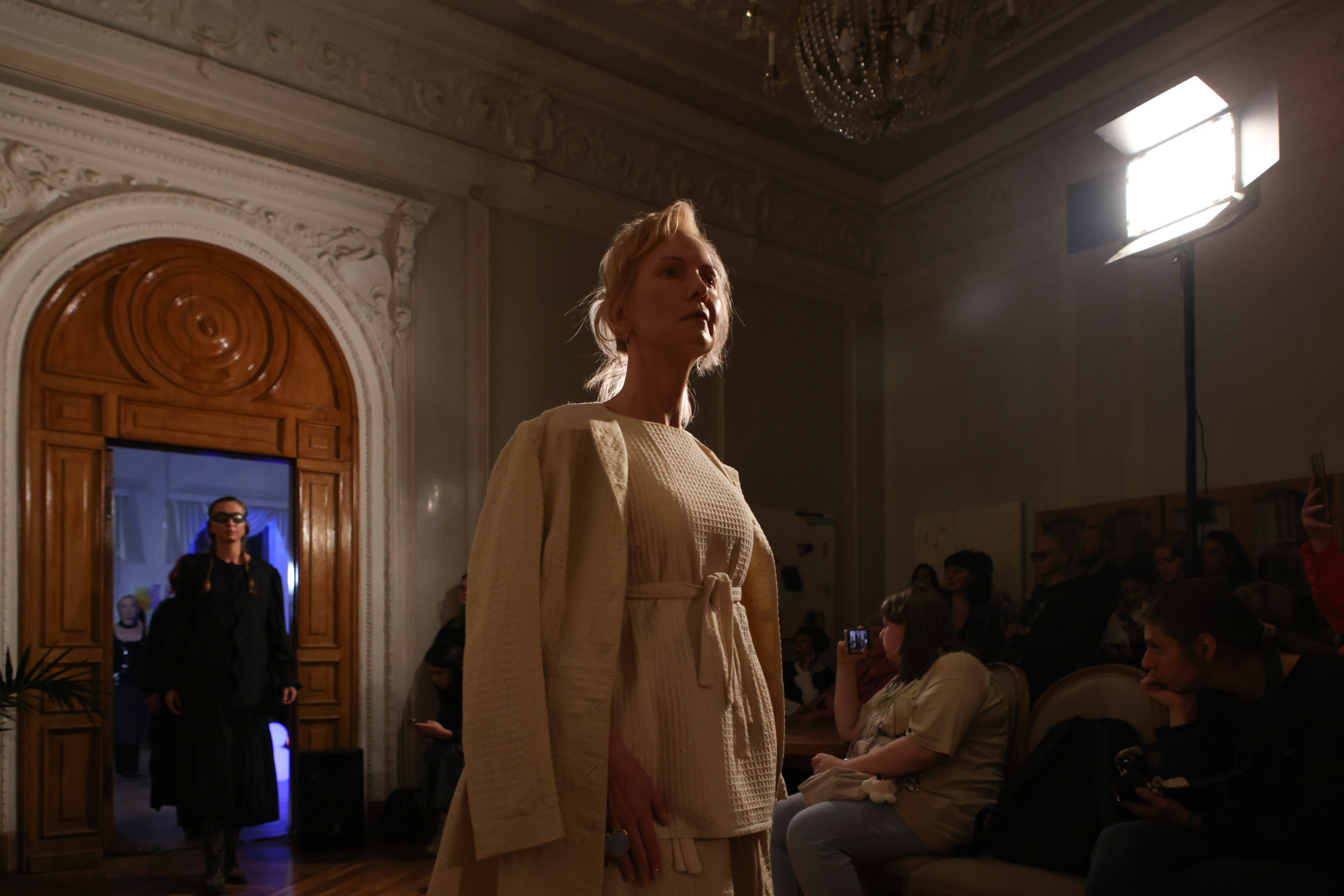 Модный показ в библиотеке им. Пушкина. Репортажный, архитектурный, театральный и файн-арт фотограф Лена Мельникова в Москве