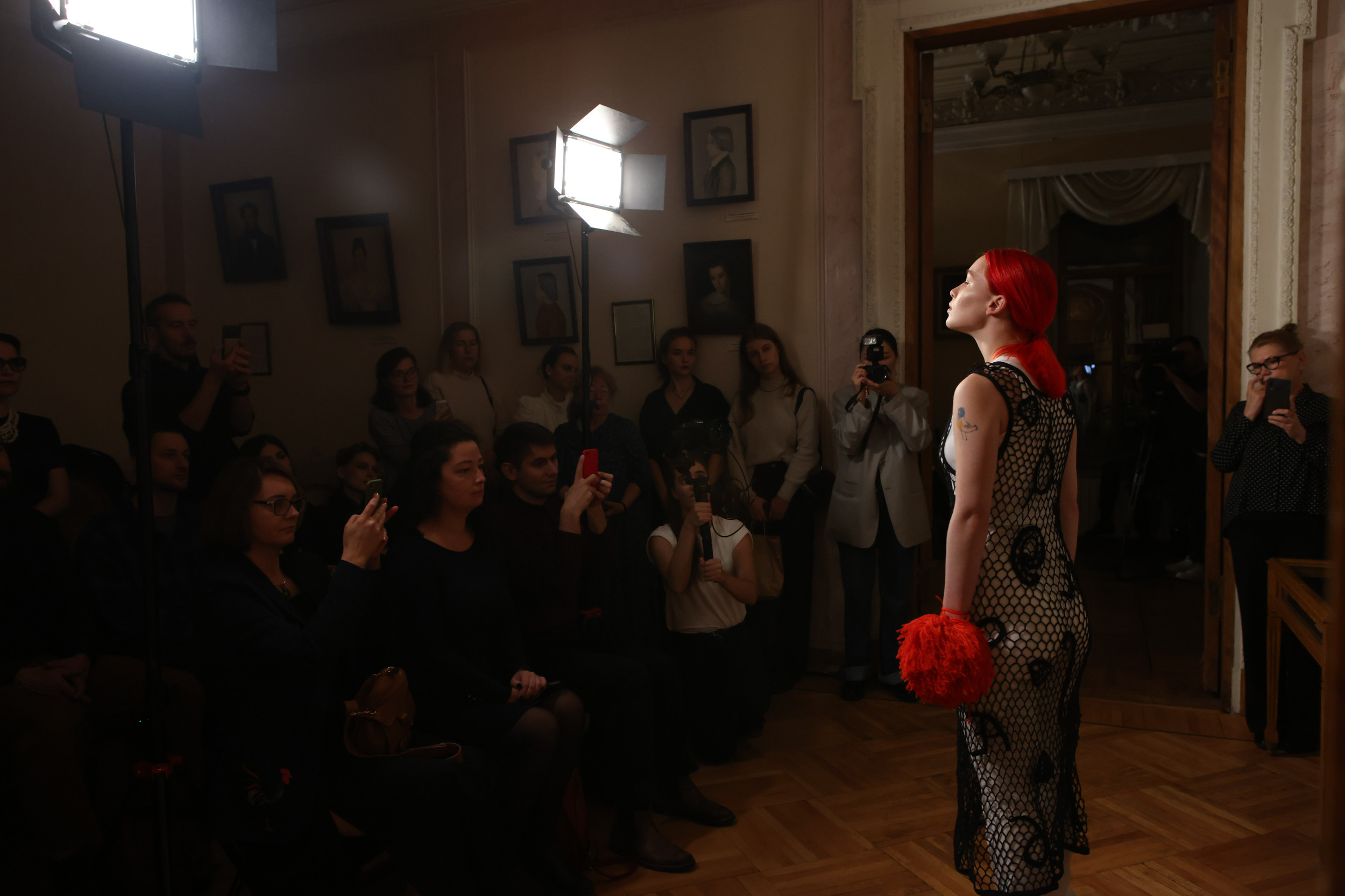 Модный показ в библиотеке им. Пушкина. Репортажный, архитектурный, театральный и файн-арт фотограф Лена Мельникова в Москве