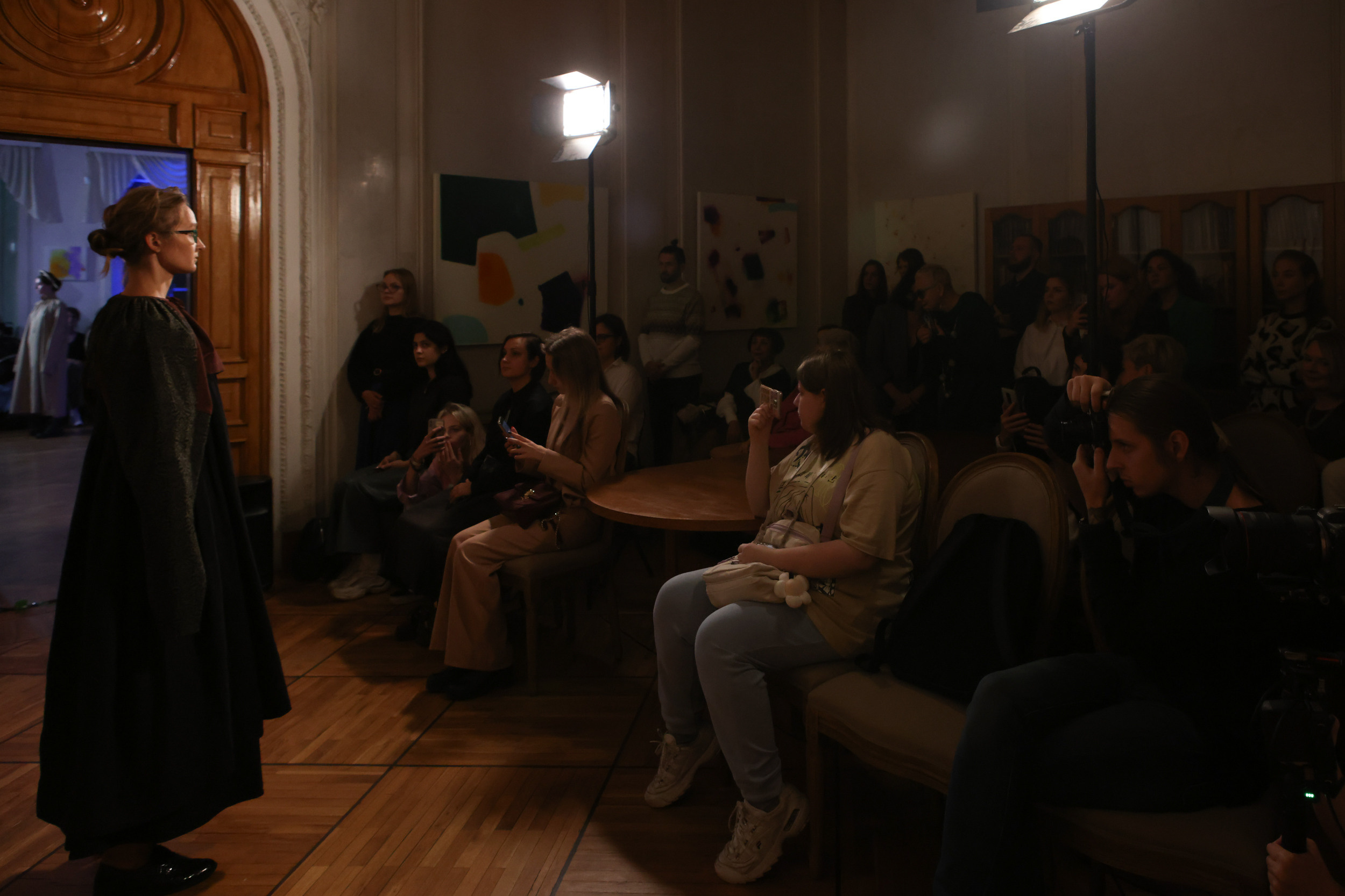 Модный показ в библиотеке им. Пушкина. Репортажный, архитектурный, театральный и файн-арт фотограф Лена Мельникова в Москве