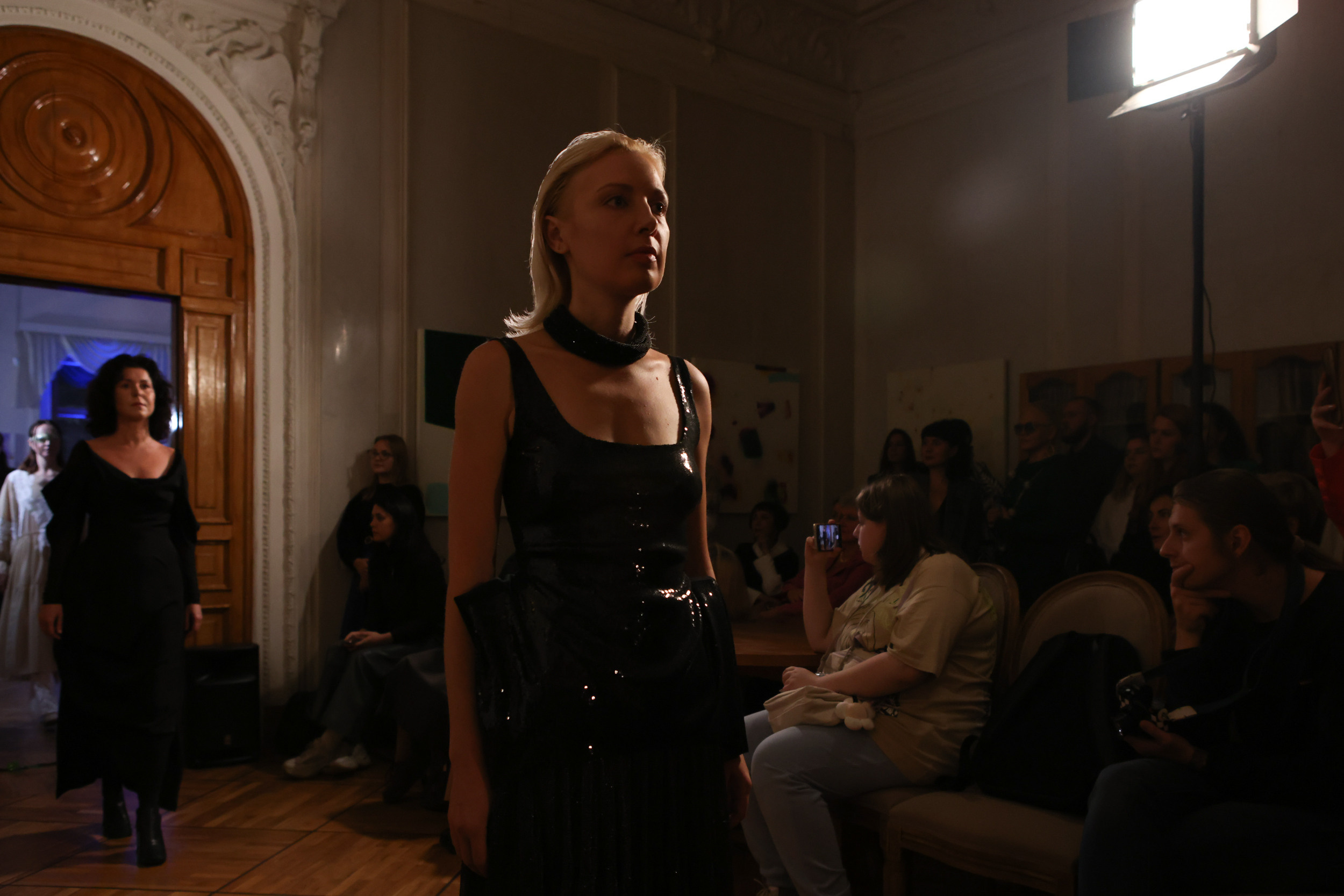 Модный показ в библиотеке им. Пушкина. Репортажный, архитектурный, театральный и файн-арт фотограф Лена Мельникова в Москве