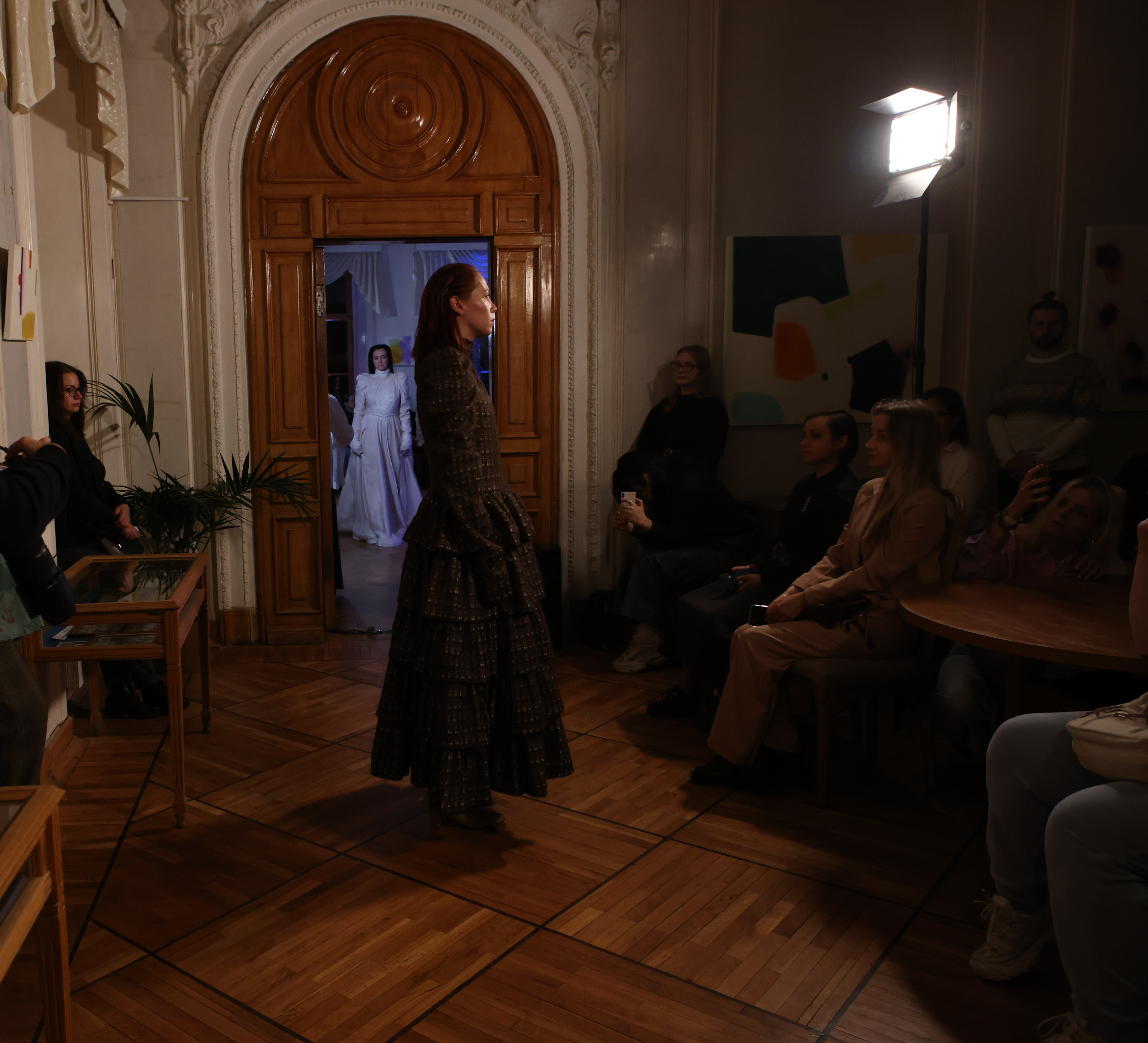 Модный показ в библиотеке им. Пушкина. Репортажный, архитектурный, театральный и файн-арт фотограф Лена Мельникова в Москве