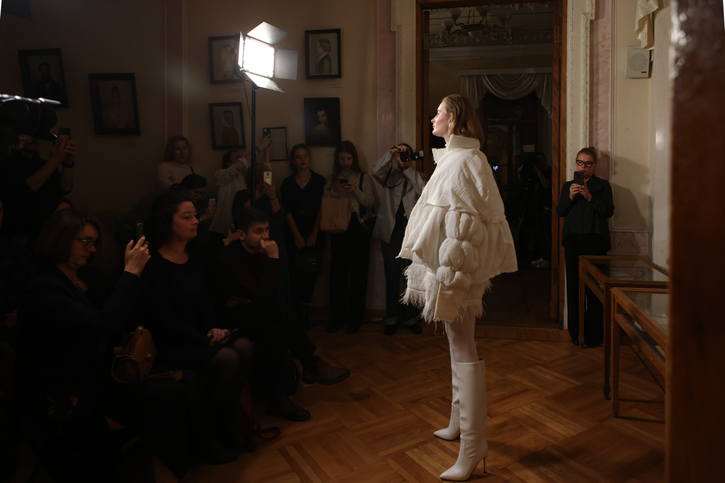Модный показ в библиотеке им. Пушкина. Репортажный, архитектурный, театральный и файн-арт фотограф Лена Мельникова в Москве