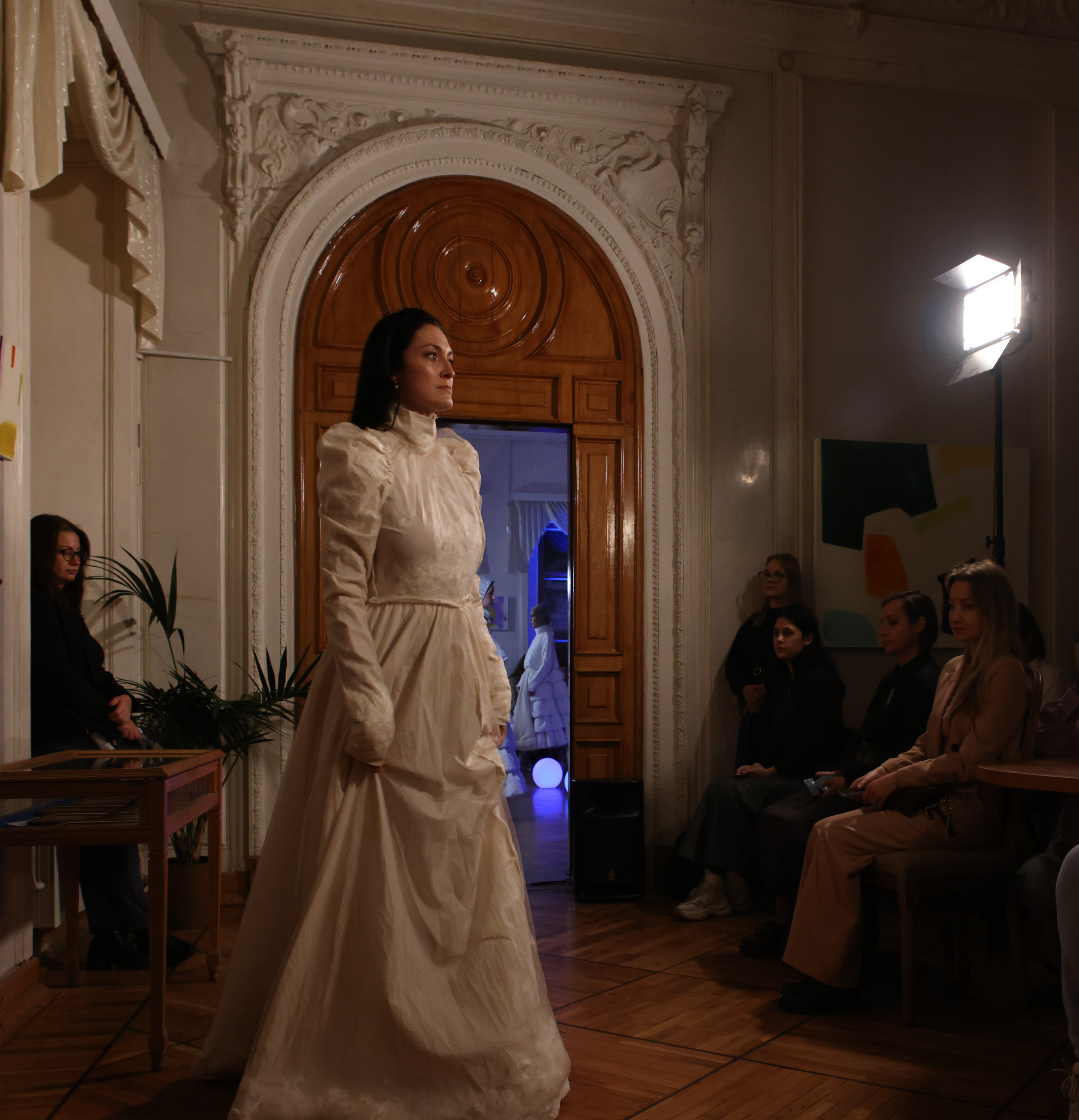 Модный показ в библиотеке им. Пушкина. Репортажный, архитектурный, театральный и файн-арт фотограф Лена Мельникова в Москве