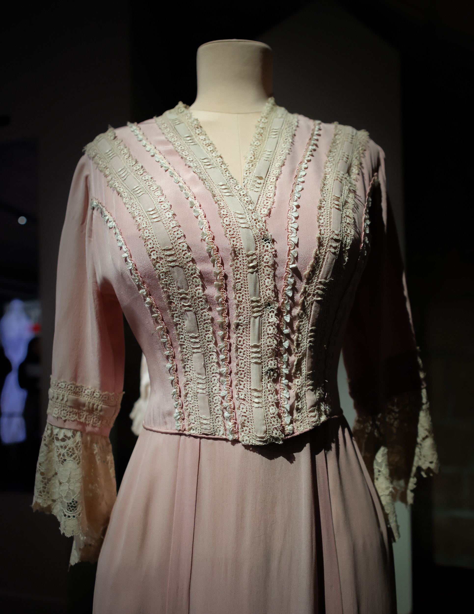 ЛАМАНОВА. Репортажный, архитектурный, театральный и файн-арт фотограф Лена Мельникова в Москве