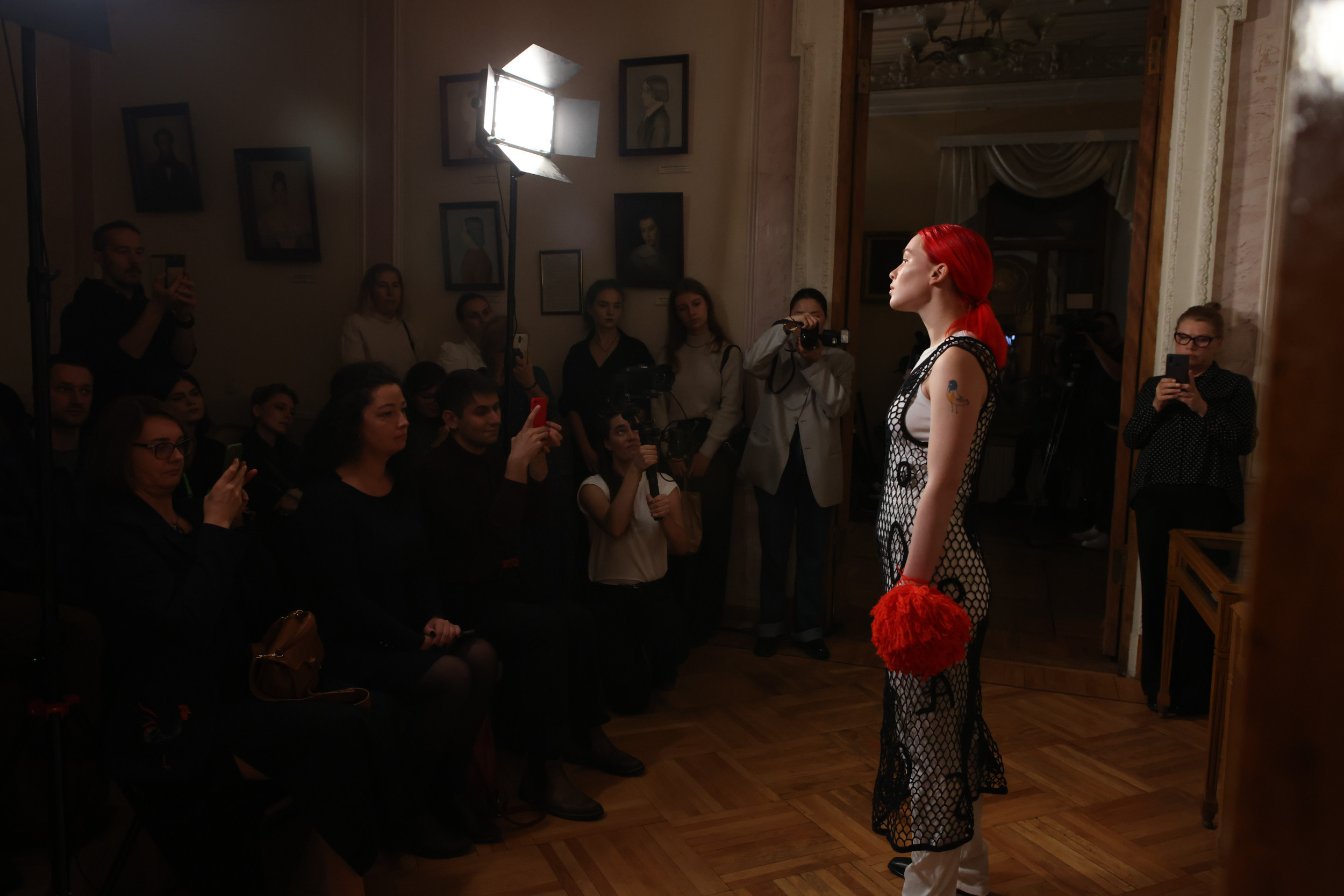 Модный показ в библиотеке им. Пушкина. Репортажный, архитектурный, театральный и файн-арт фотограф Лена Мельникова в Москве