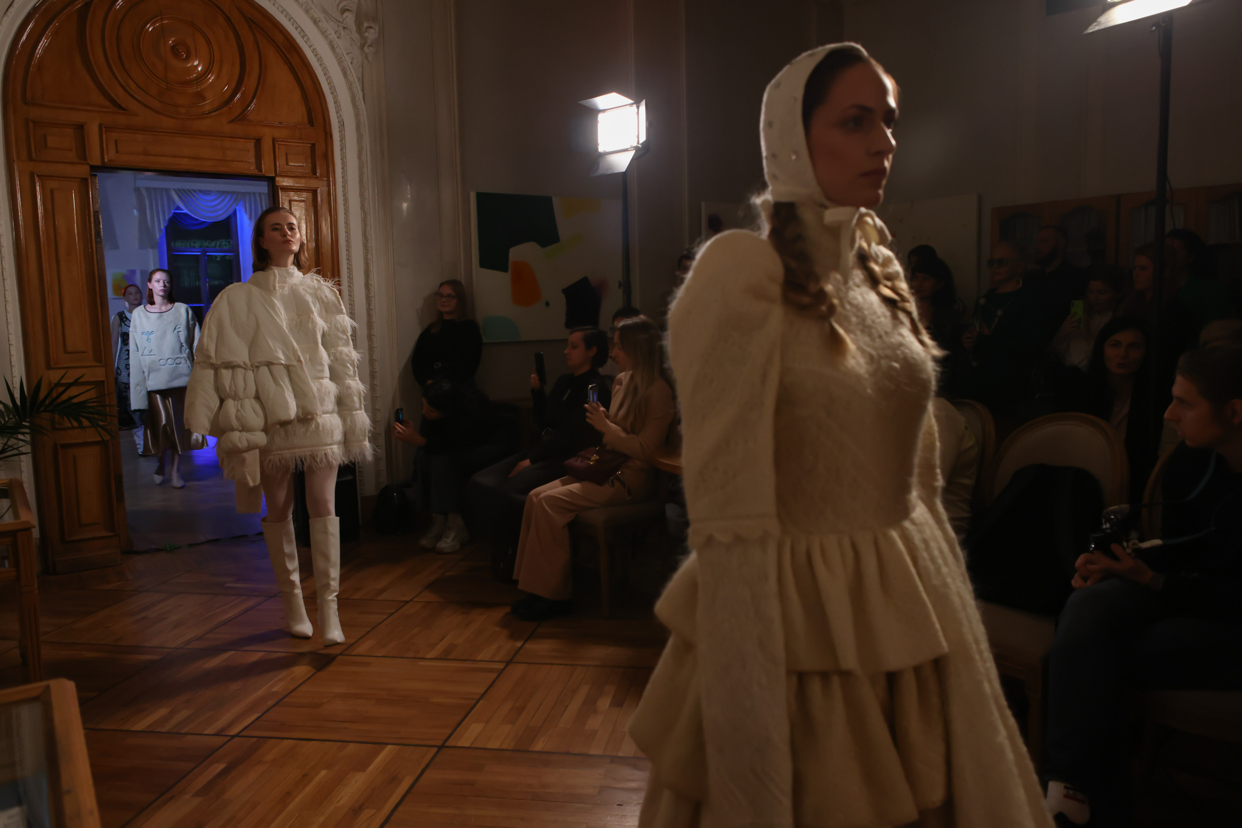 Модный показ в библиотеке им. Пушкина. Репортажный, архитектурный, театральный и файн-арт фотограф Лена Мельникова в Москве