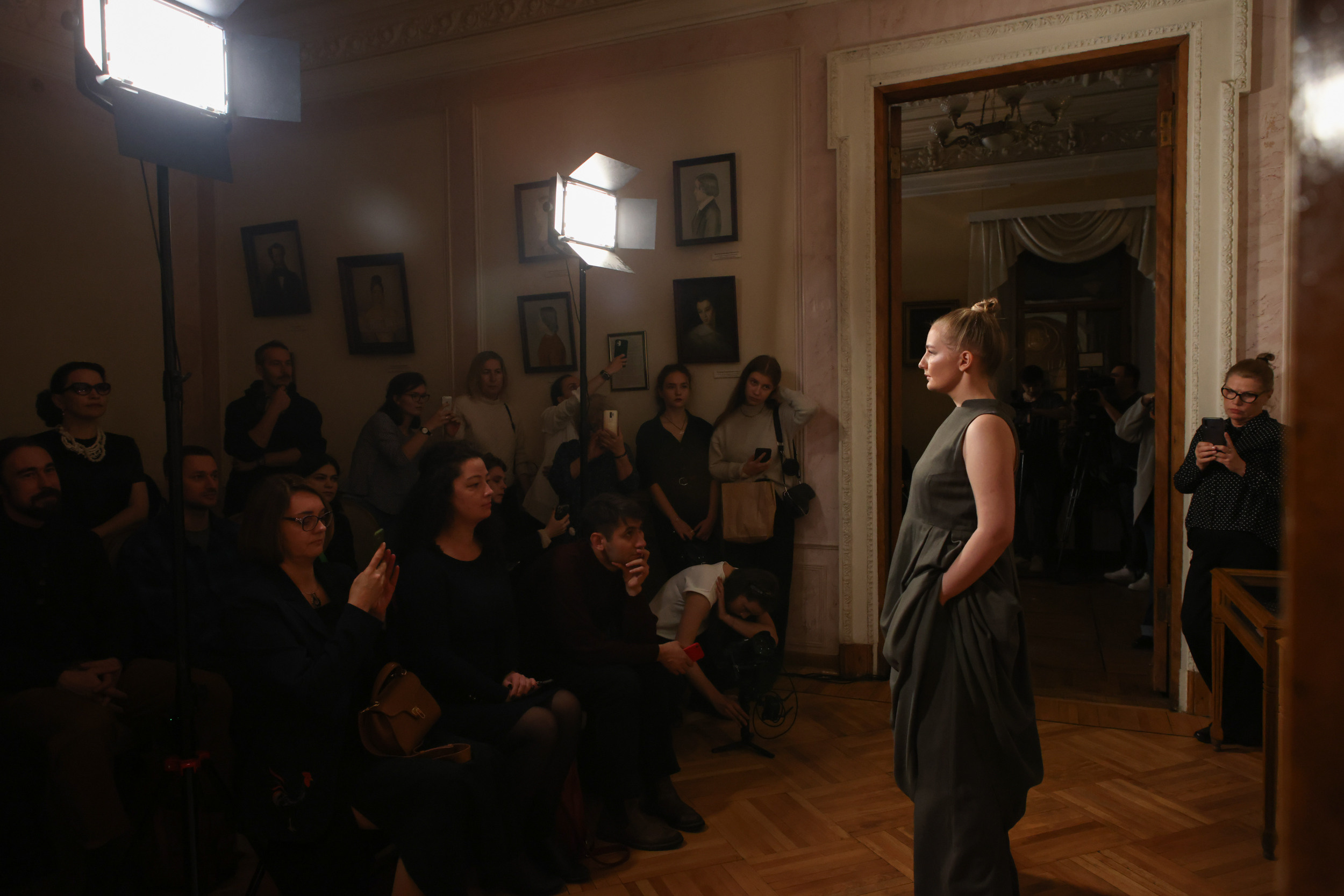 Модный показ в библиотеке им. Пушкина. Репортажный, архитектурный, театральный и файн-арт фотограф Лена Мельникова в Москве