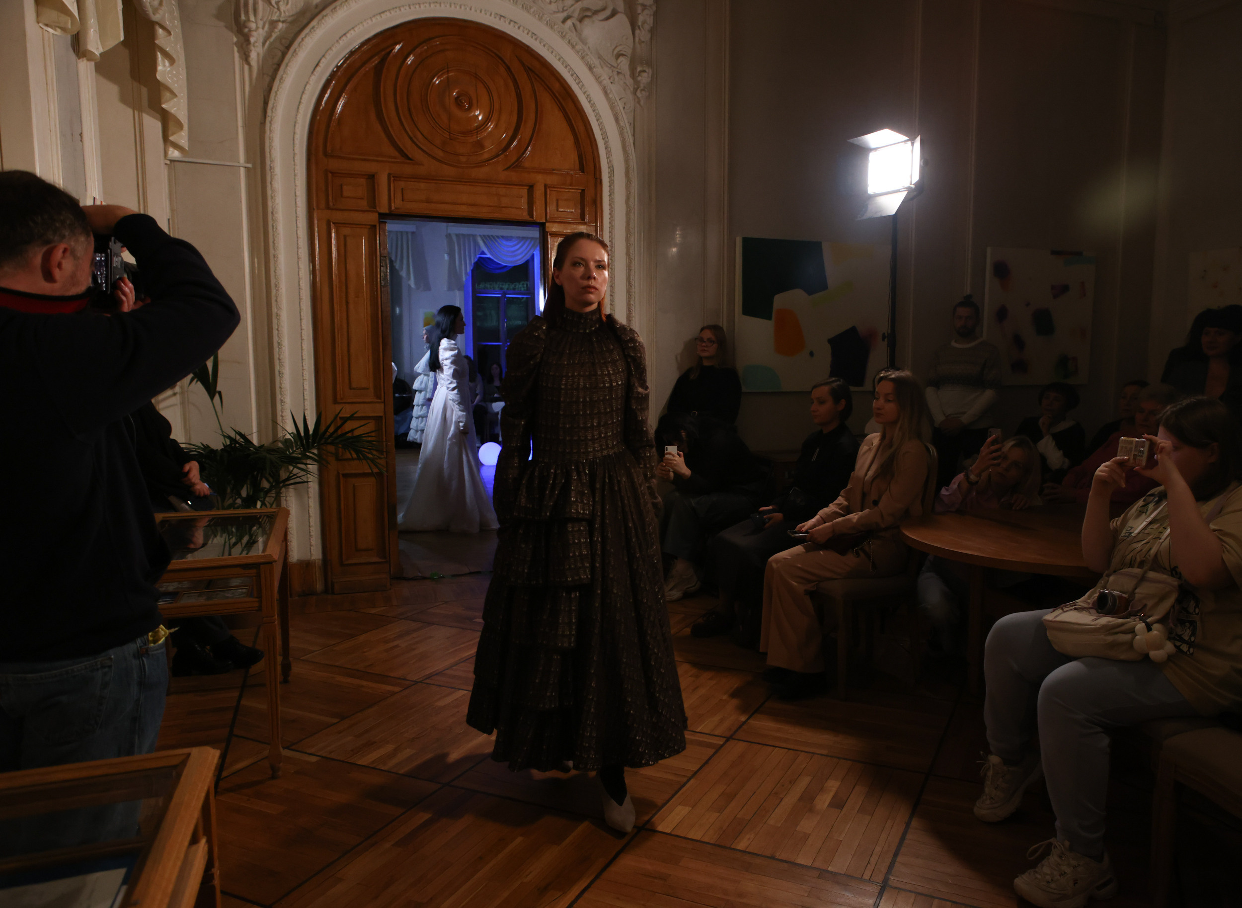 Модный показ в библиотеке им. Пушкина. Репортажный, архитектурный, театральный и файн-арт фотограф Лена Мельникова в Москве