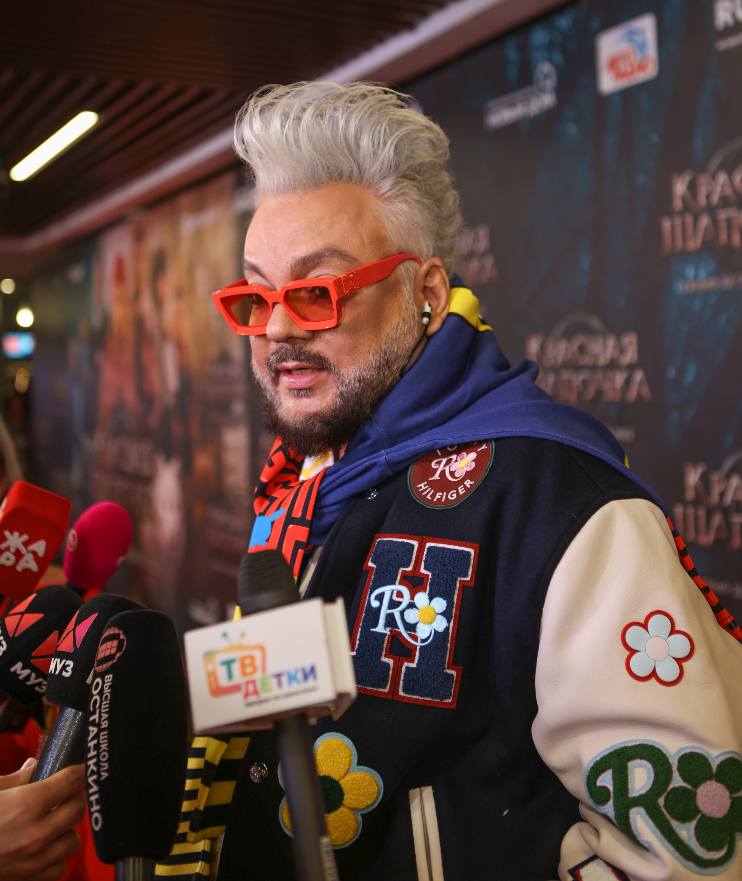 Премьера «Красной шапочки"в Октябре (красная дорожка). Reportage, architectural, fine art photographer Lena Melnikova in Moscow