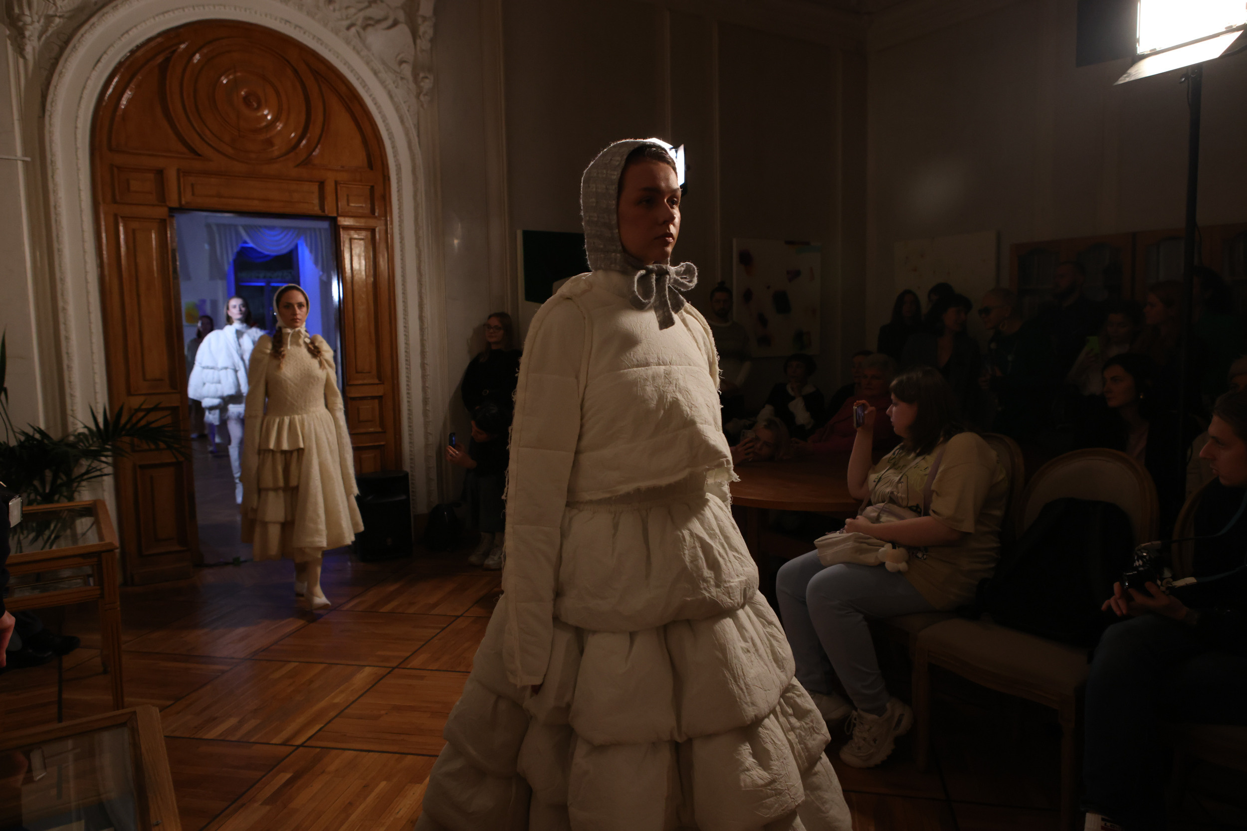 Модный показ в библиотеке им. Пушкина. Репортажный, архитектурный, театральный и файн-арт фотограф Лена Мельникова в Москве