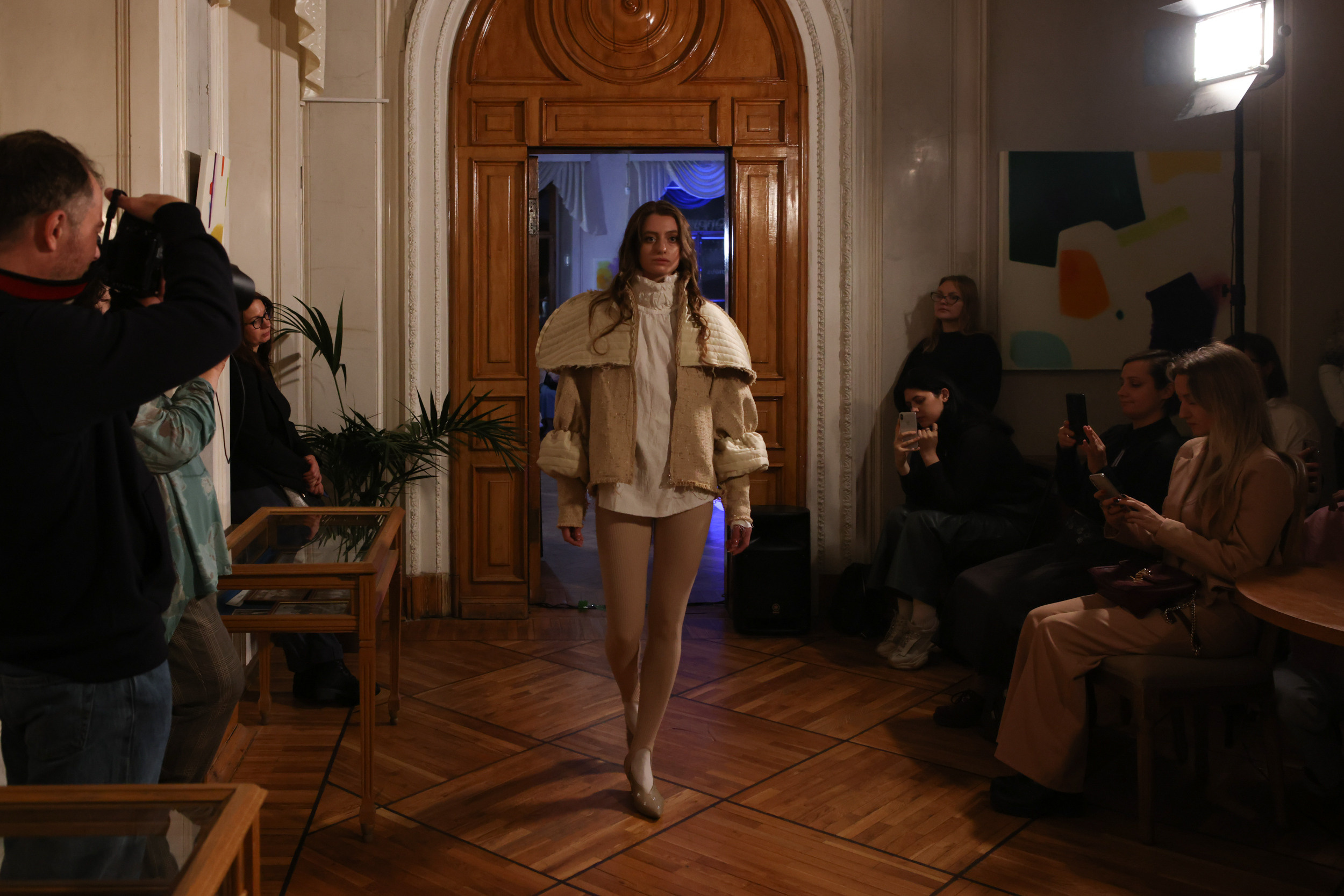 Модный показ в библиотеке им. Пушкина. Репортажный, архитектурный, театральный и файн-арт фотограф Лена Мельникова в Москве