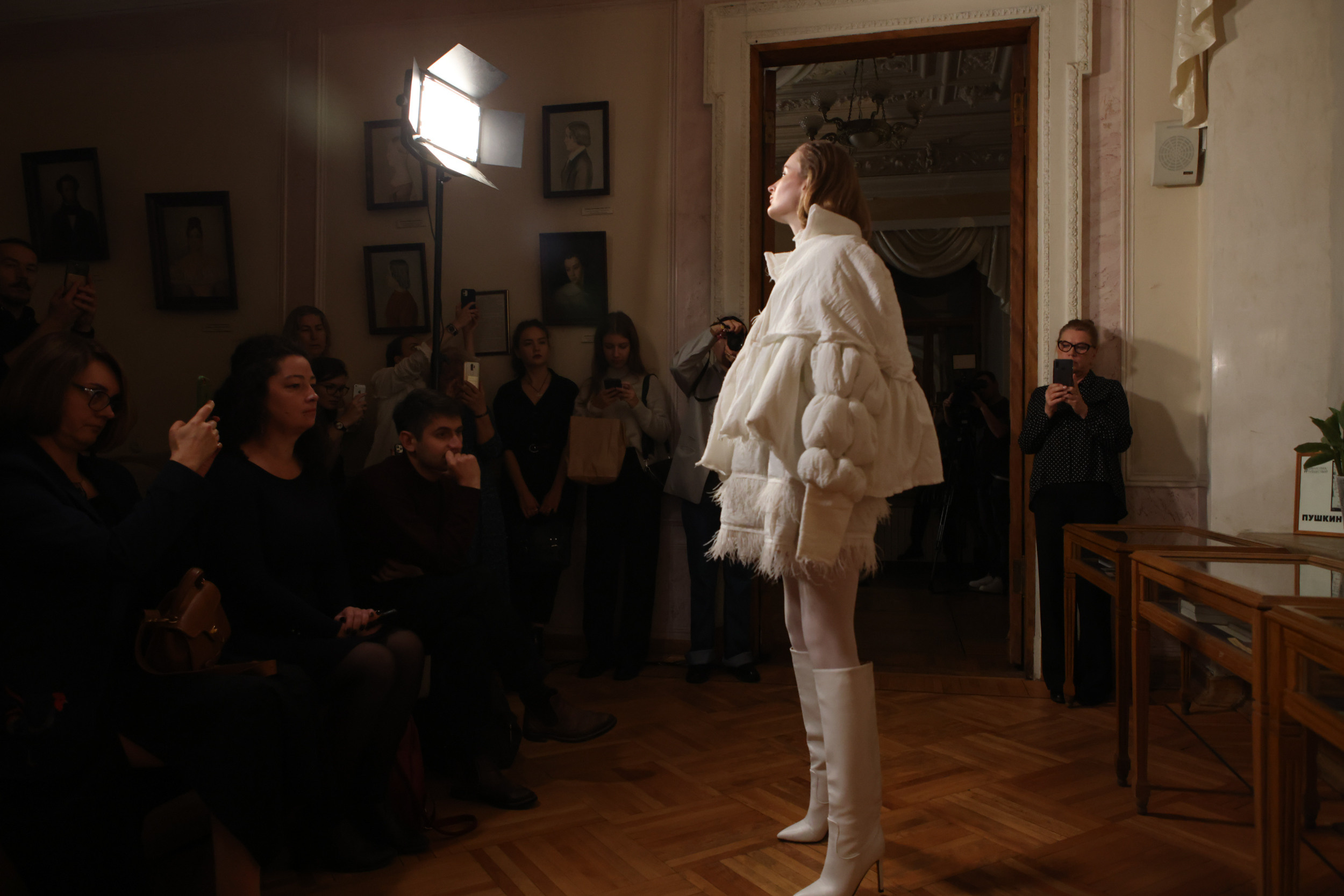 Модный показ в библиотеке им. Пушкина. Репортажный, архитектурный, театральный и файн-арт фотограф Лена Мельникова в Москве