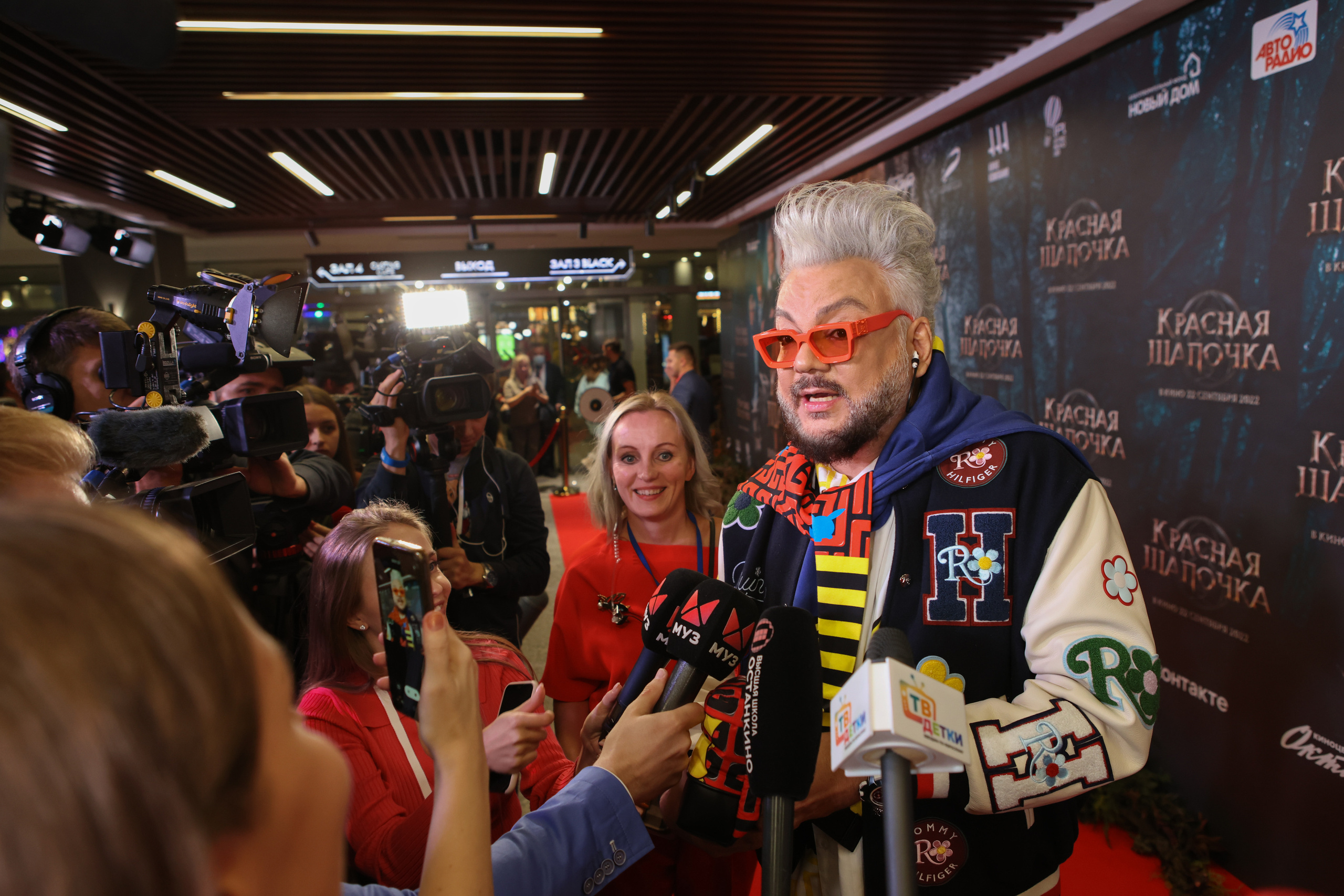 Премьера «Красной шапочки"в Октябре (красная дорожка). Reportage, architectural, fine art photographer Lena Melnikova in Moscow