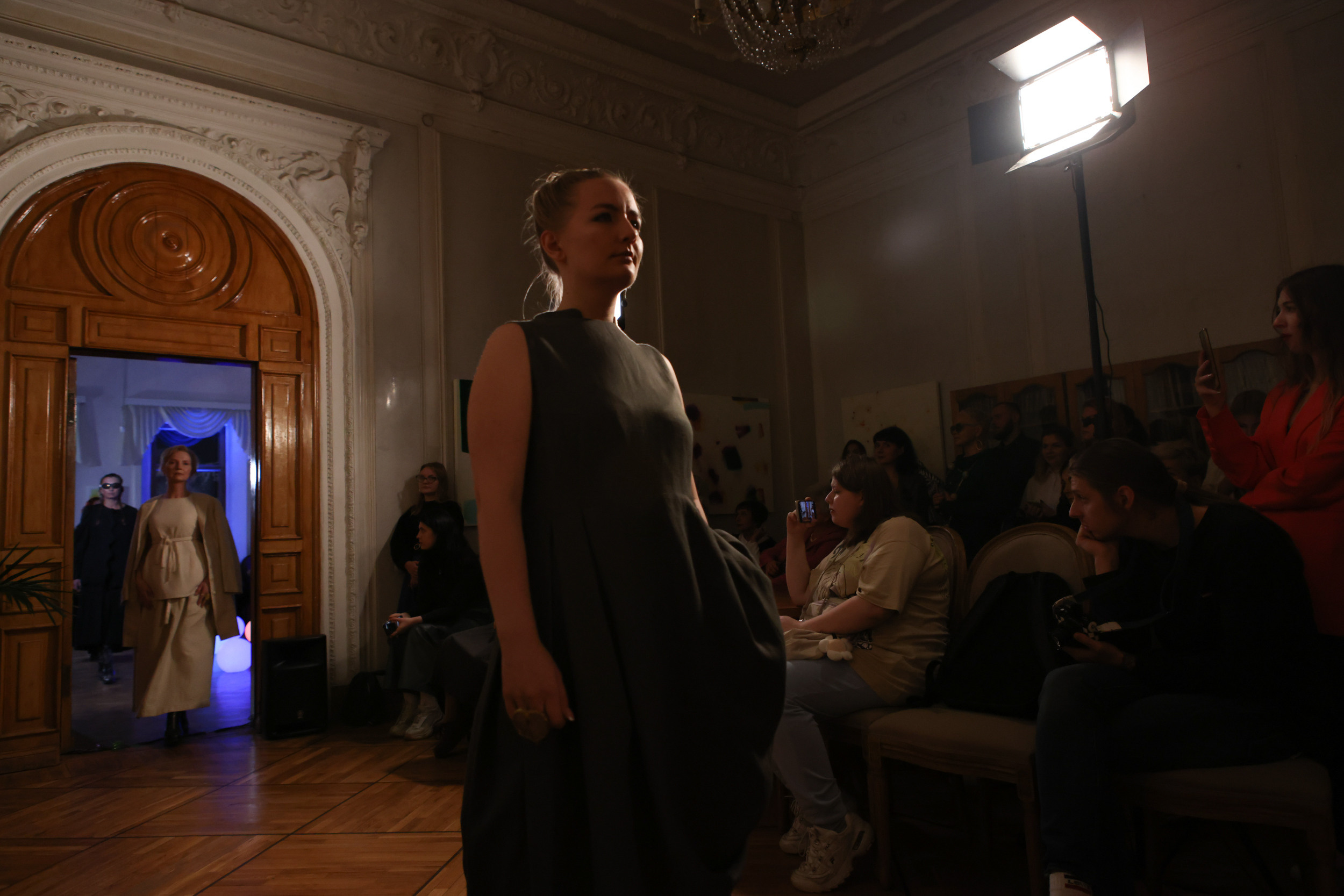 Модный показ в библиотеке им. Пушкина. Репортажный, архитектурный, театральный и файн-арт фотограф Лена Мельникова в Москве