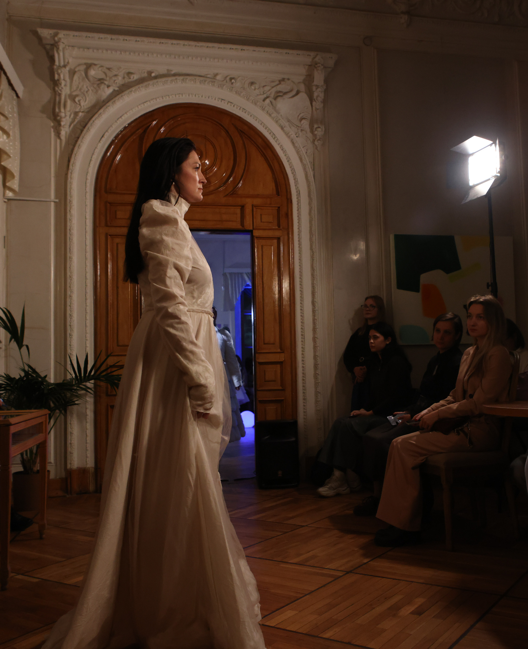 Модный показ в библиотеке им. Пушкина. Репортажный, архитектурный, театральный и файн-арт фотограф Лена Мельникова в Москве