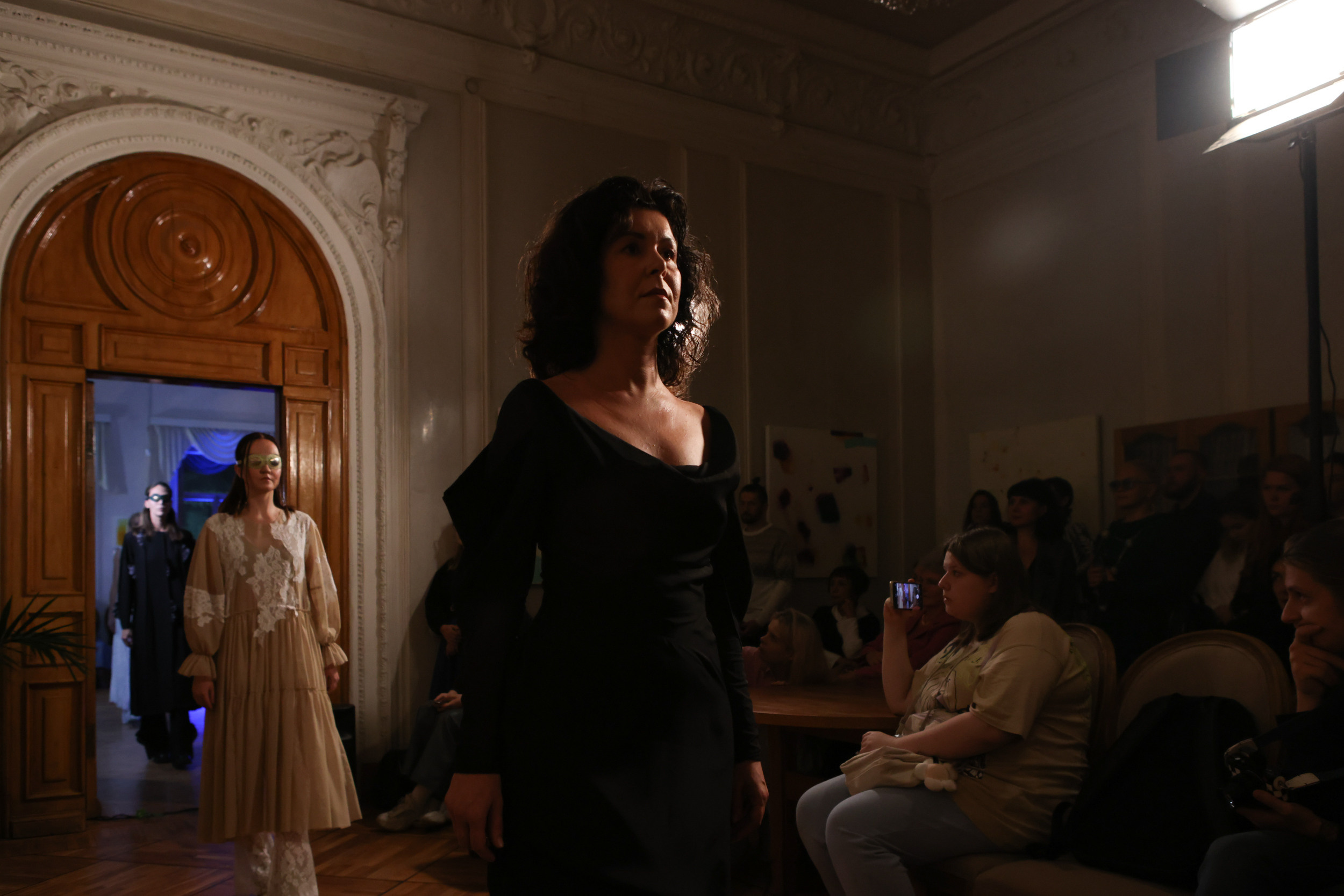 Модный показ в библиотеке им. Пушкина. Репортажный, архитектурный, театральный и файн-арт фотограф Лена Мельникова в Москве